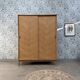 Armoire vintage avec penderie et portes coulissantes, rénovée