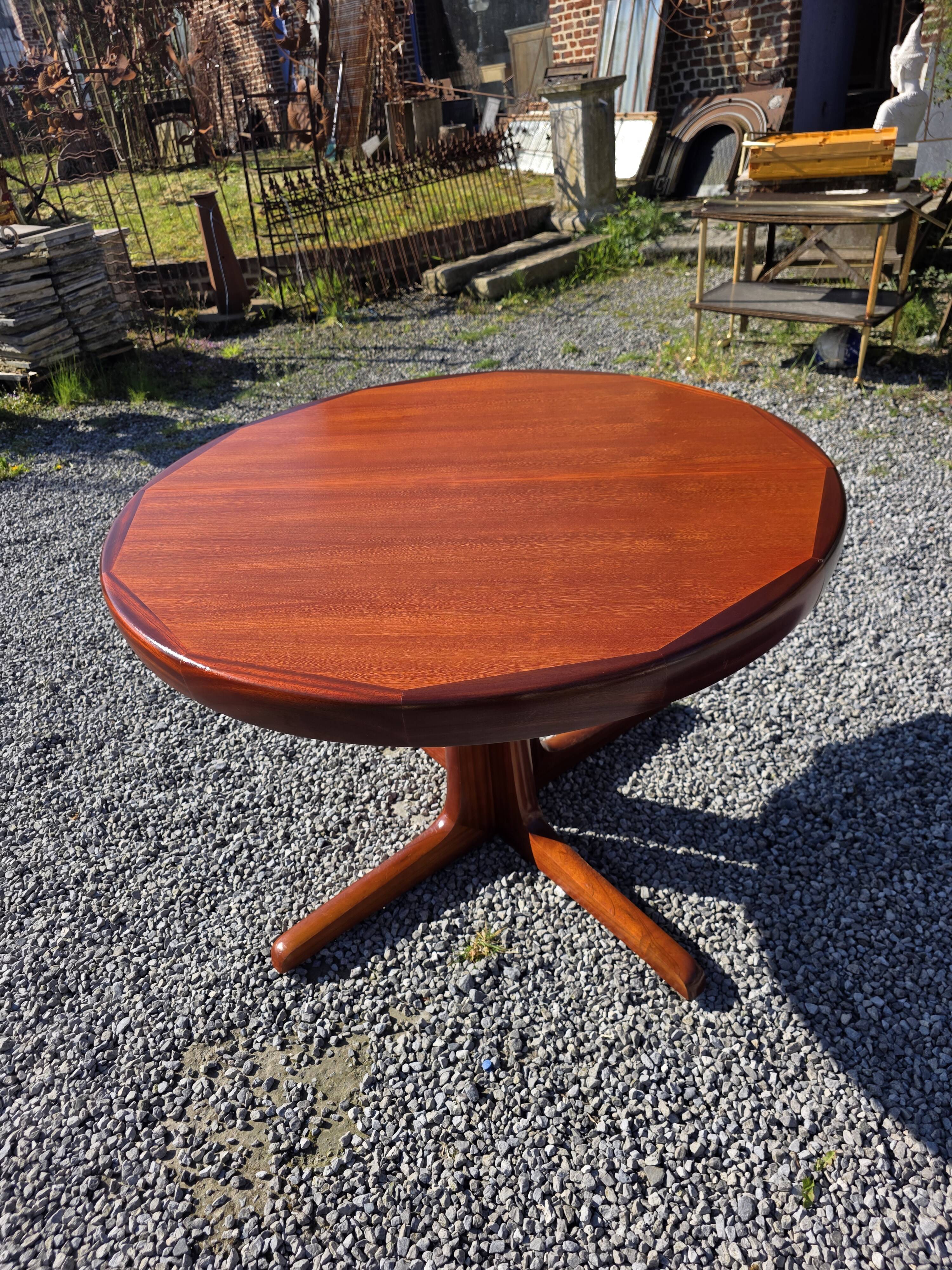 Baumann extendable table in teak from the 1960s.