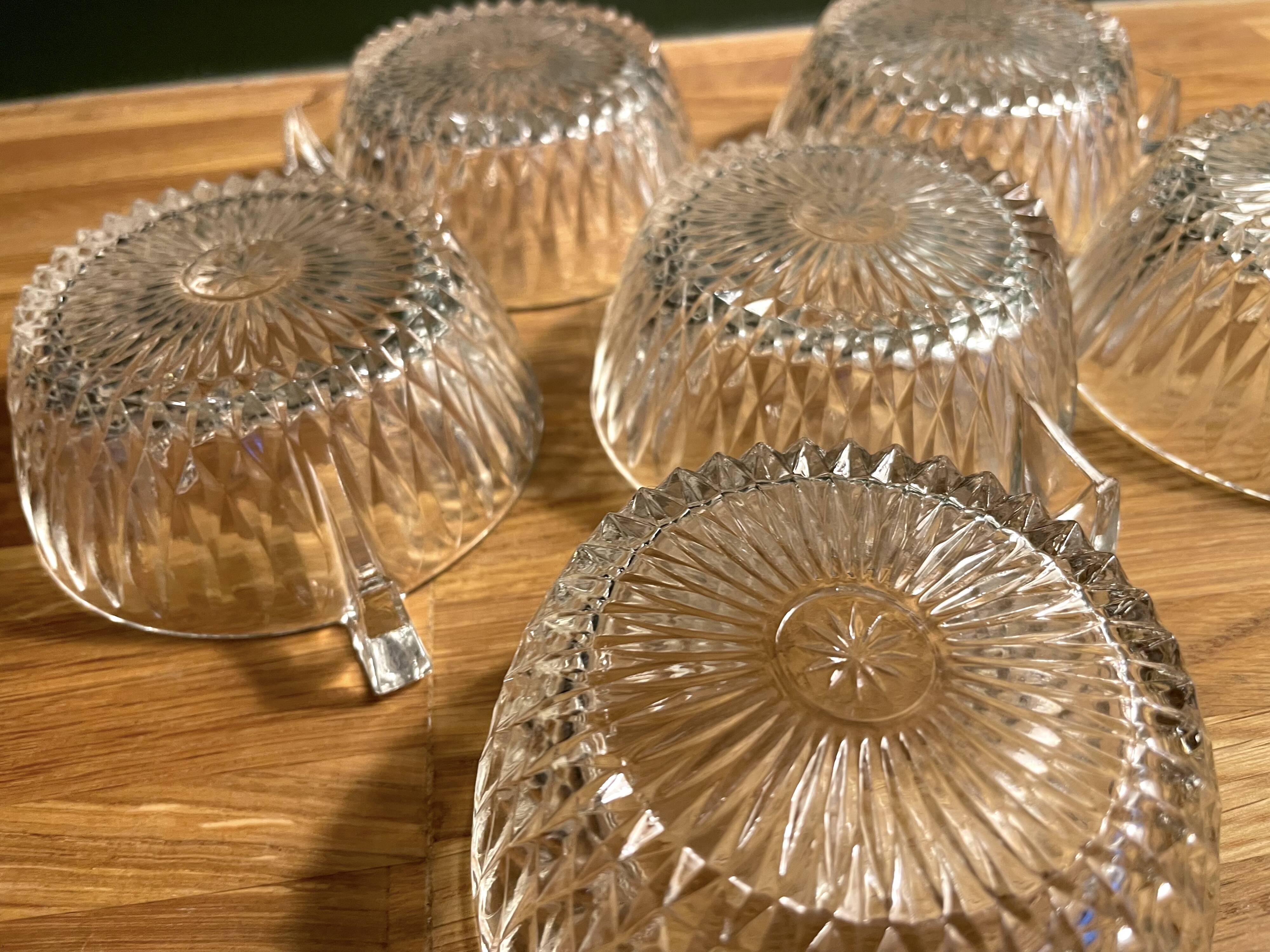 6 tasses à café en verre ciselé vintage en très bon état