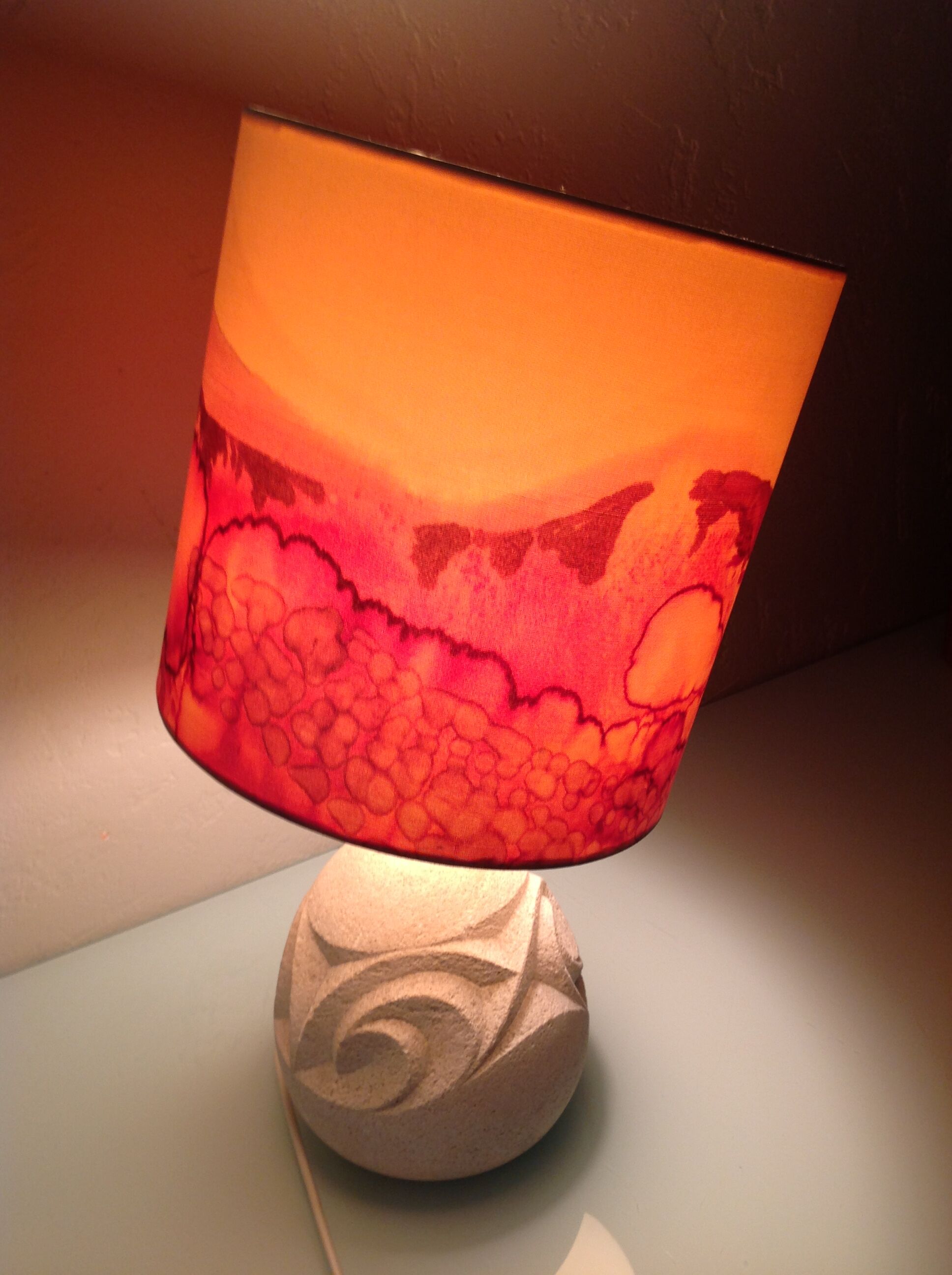 Ovoid lamp in carved stone and printed lampshade / vintage 60-70s