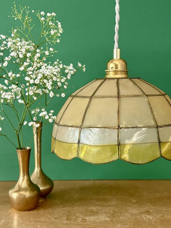 Suspension abat-jour ancien en nacre beige, blanche et jaune