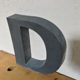 Lettre D ancienne en relief et en zinc