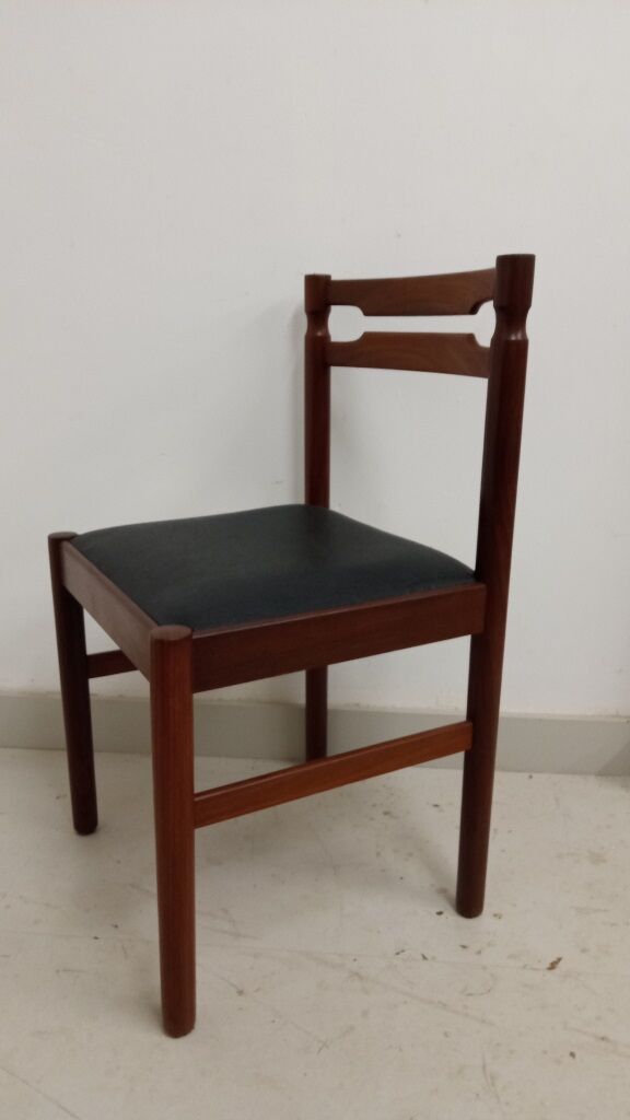 Lot of 4 chairs wood and skai