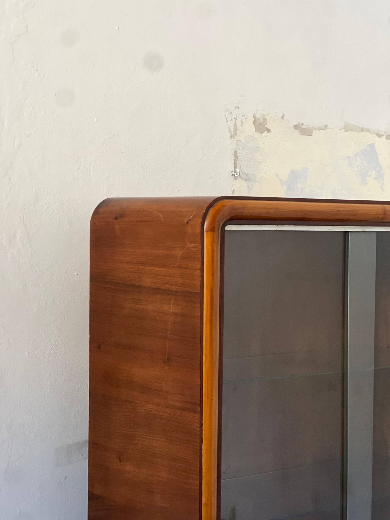 1940's Italian cabinet credenza bar display with glass door art deco style