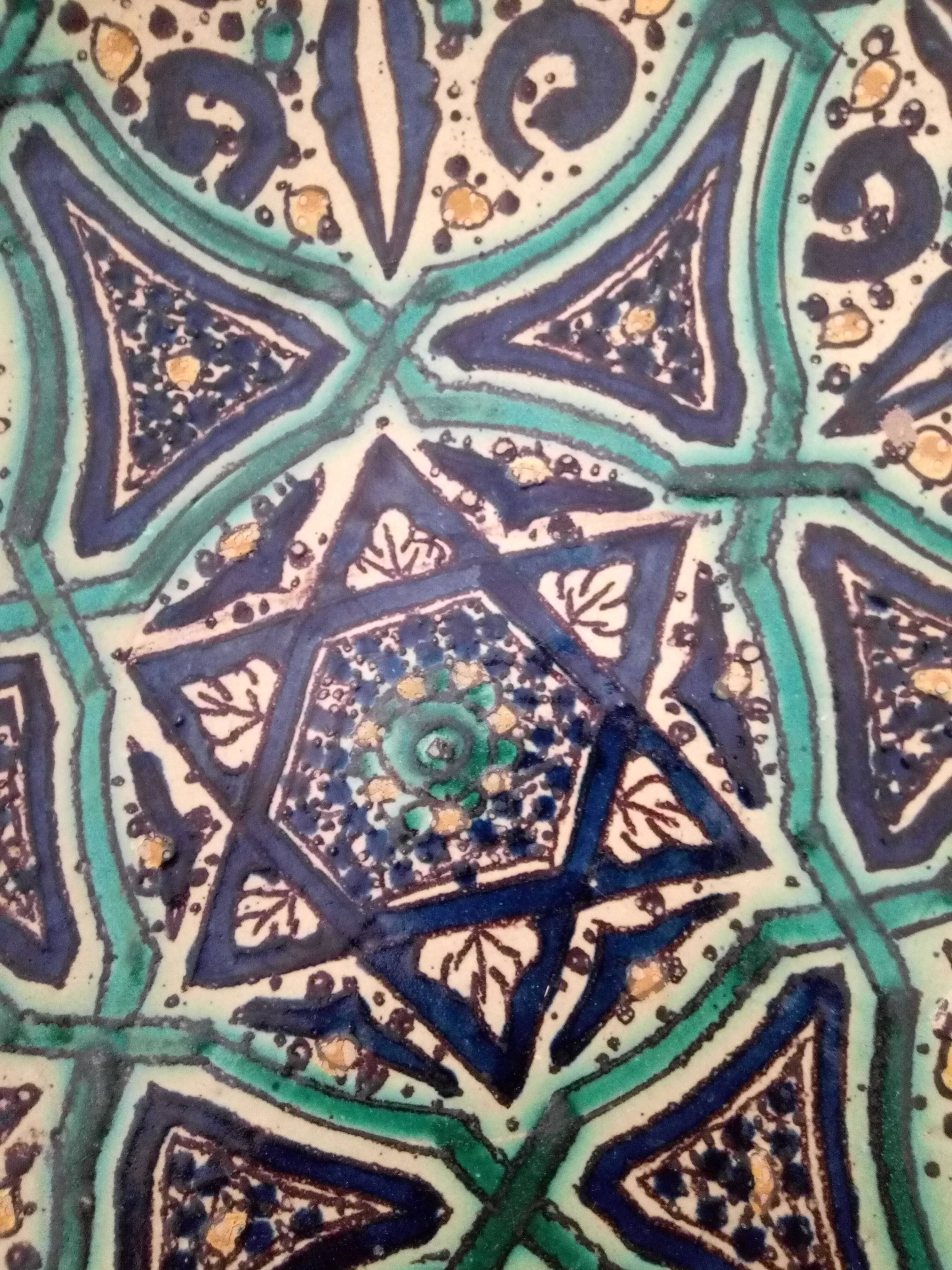 Very large Moroccan dish in enamelled earthenware. Late 19th century, early 20th century.