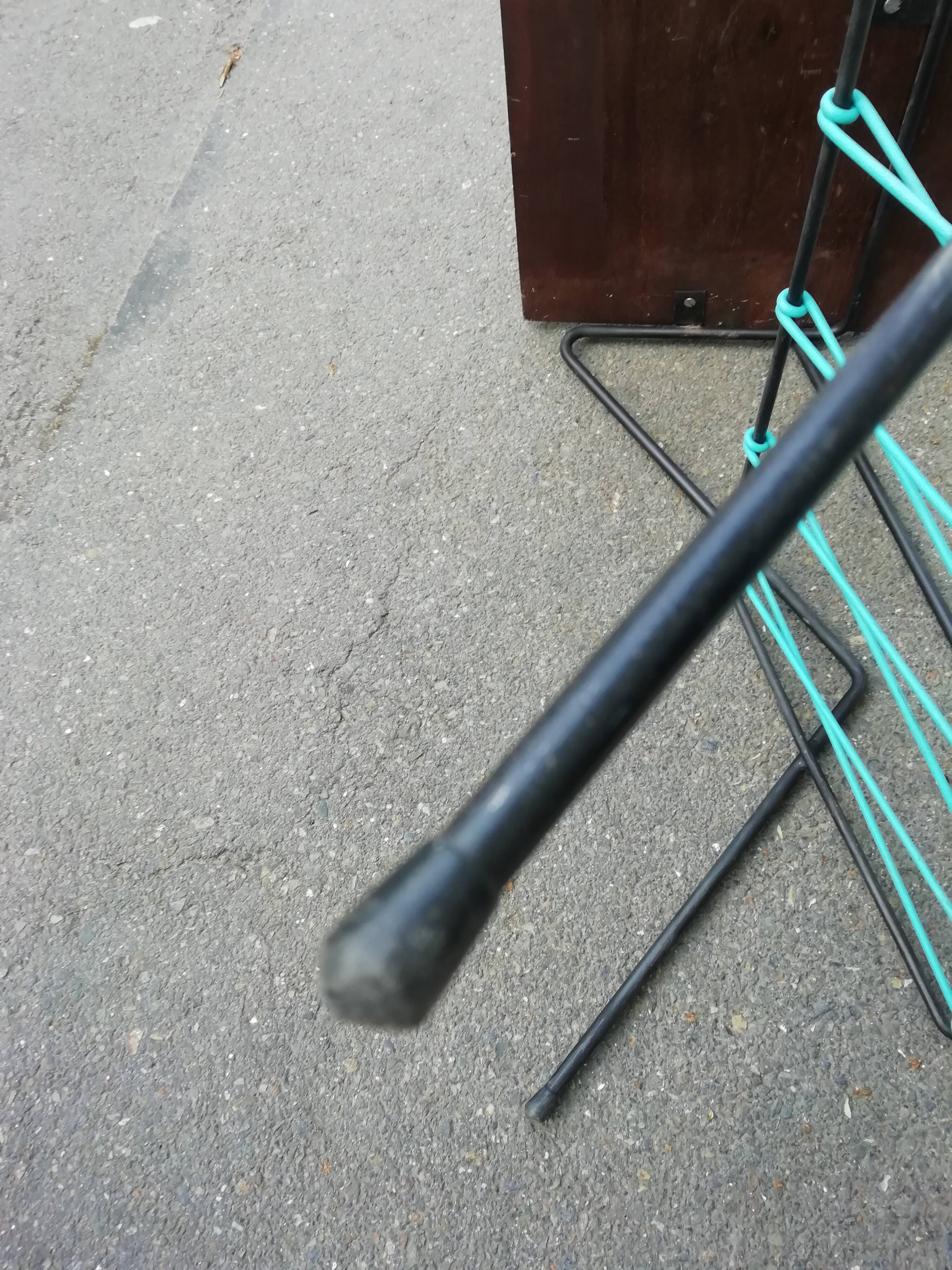 Scoubidou/couch tip magazine door