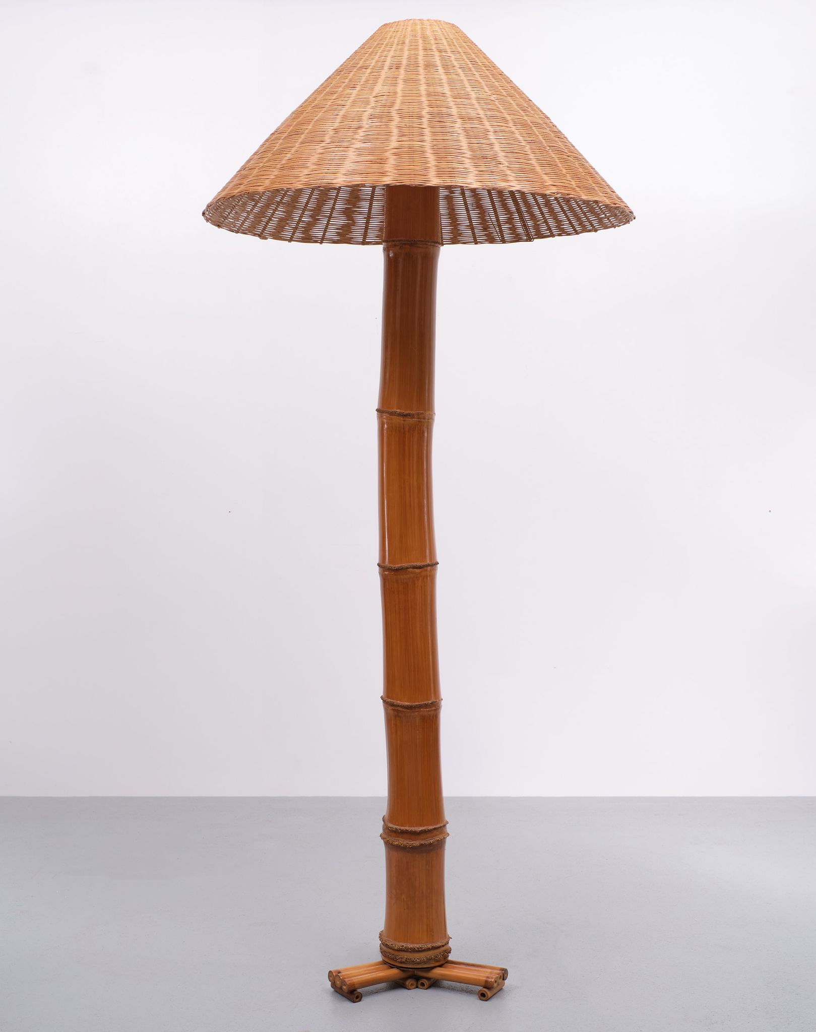 Lampadaire Tiki en bambou véritable années 1980