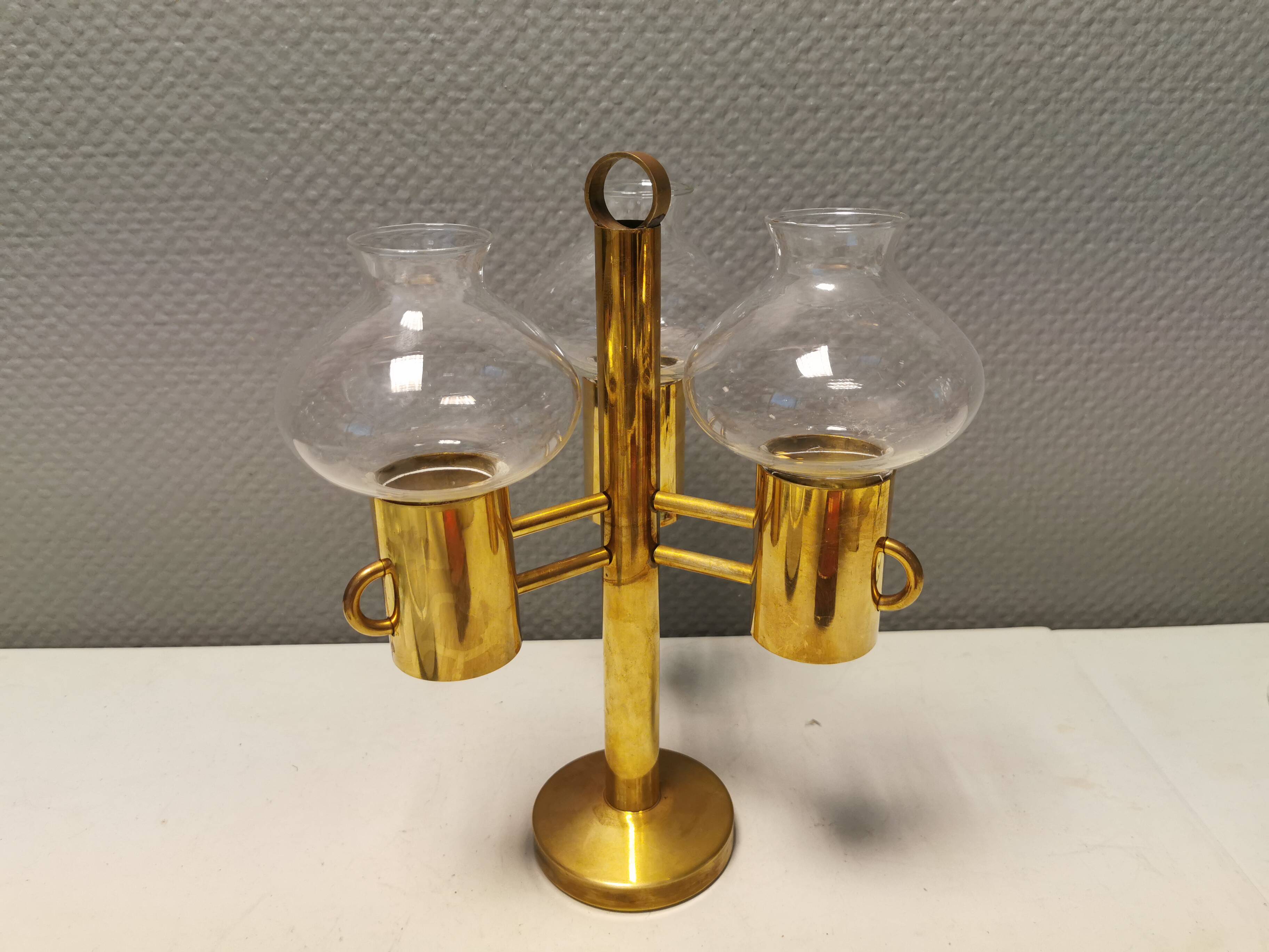 Bougeoir en laiton avec abat-jour en verre translucide fabriqué par Norway Candle Design années 1960