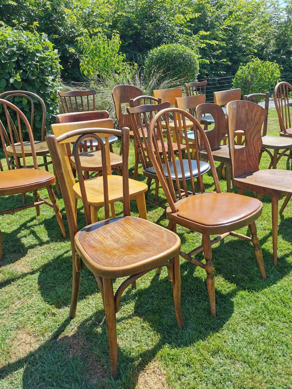 Lot de 20 chaises bistrot dépareillées