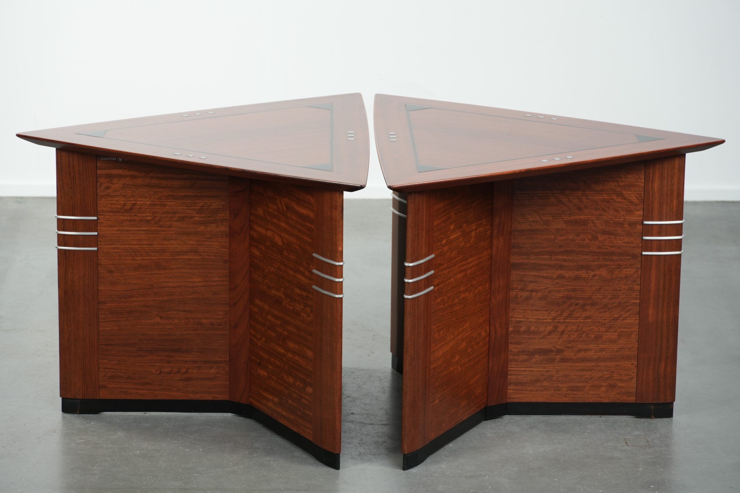 Ensemble de luxe de 2 tables d'appoint/à café en forme de triangle au design Art Déco.