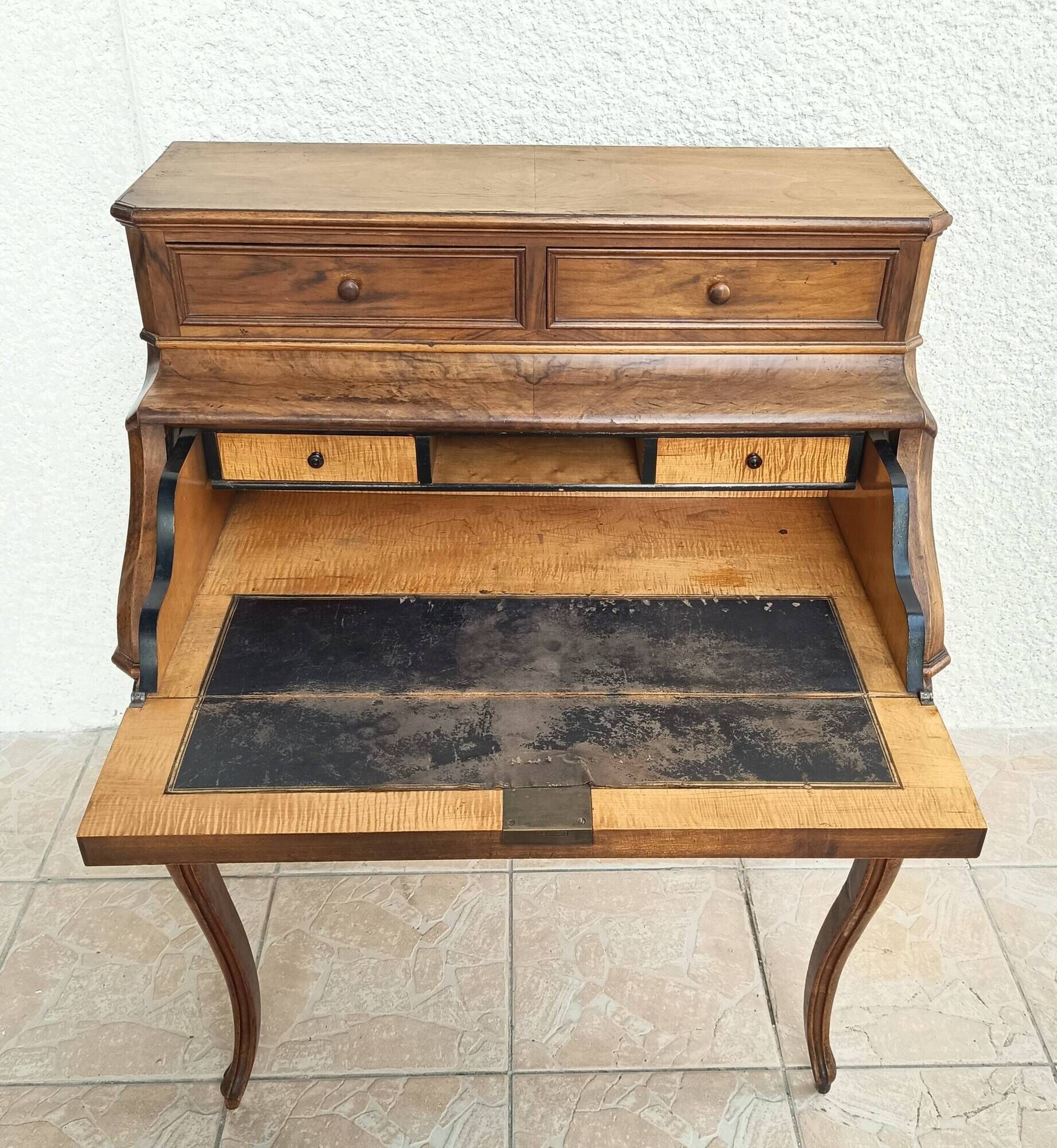 Louis XV slant-top desk in walnut, 19th century.