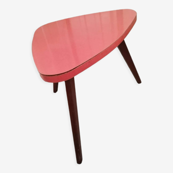 Table basse plateau en formica rouge tripode