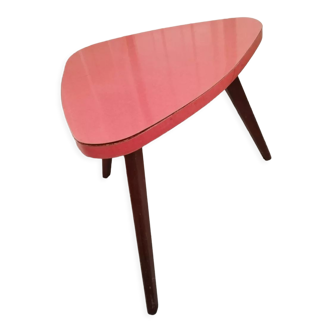 Table basse plateau en formica rouge tripode