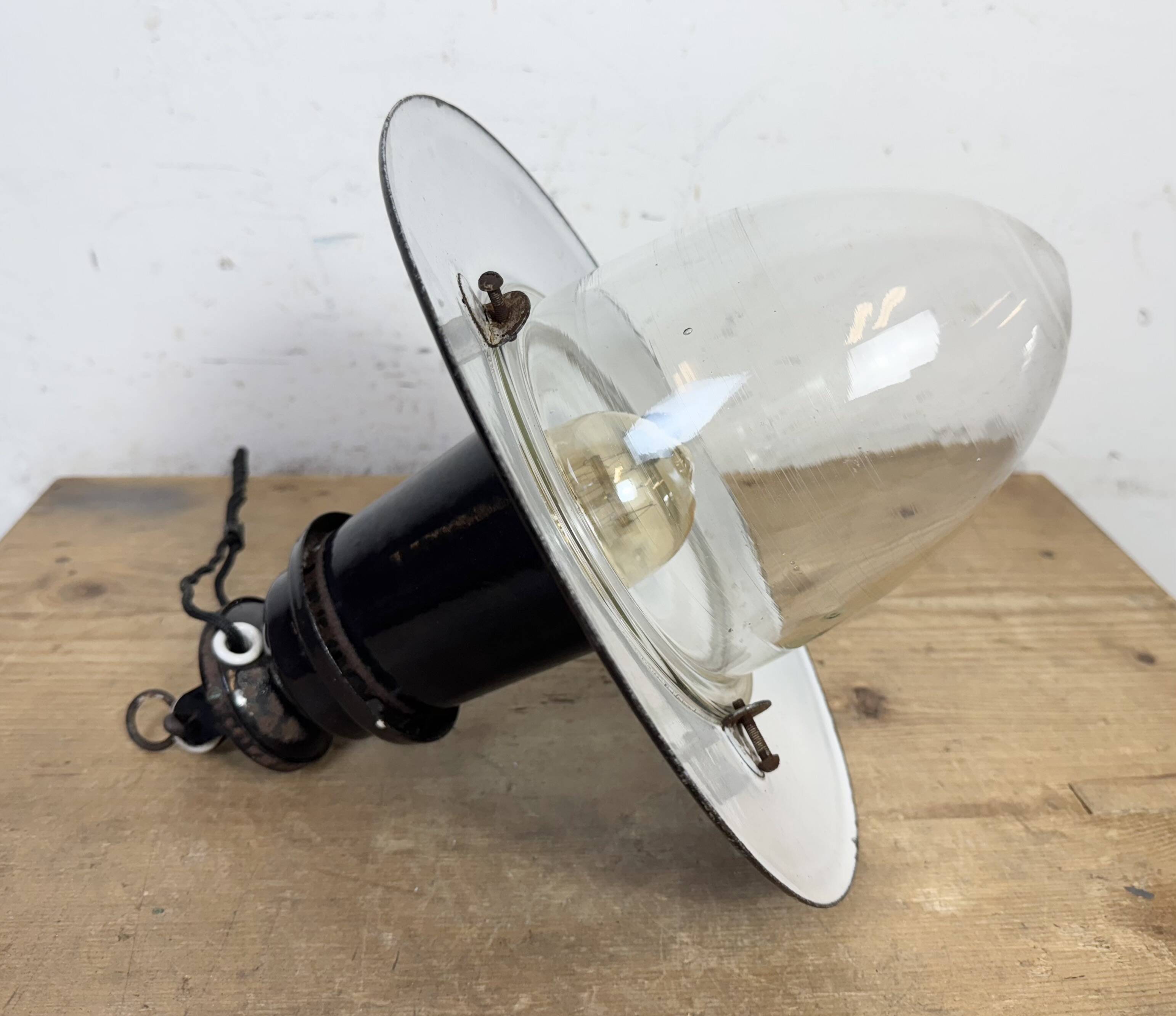 Lampe à suspension industrielle allemande en émail noir avec couvercle en verre, années 1930