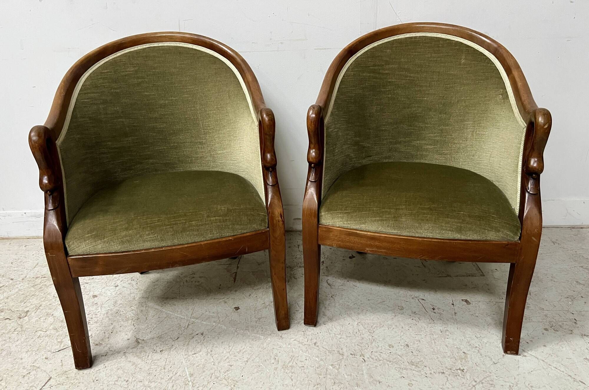 Paire de fauteuils de style gondole a col de cygnes XX siècle