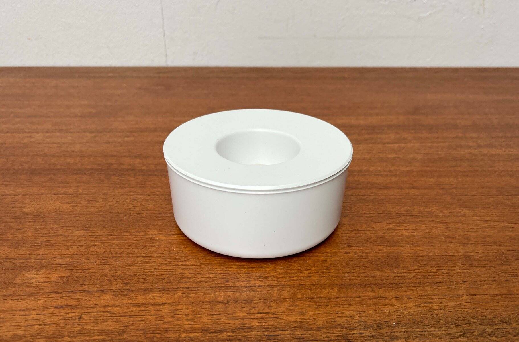 White melamine ashtray, mid-century Swedish design by Gunnar Larson for Gustavsberg, 1960s.