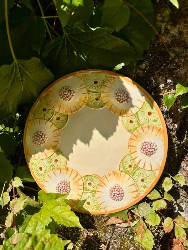 Assiette barbotine aux fruits