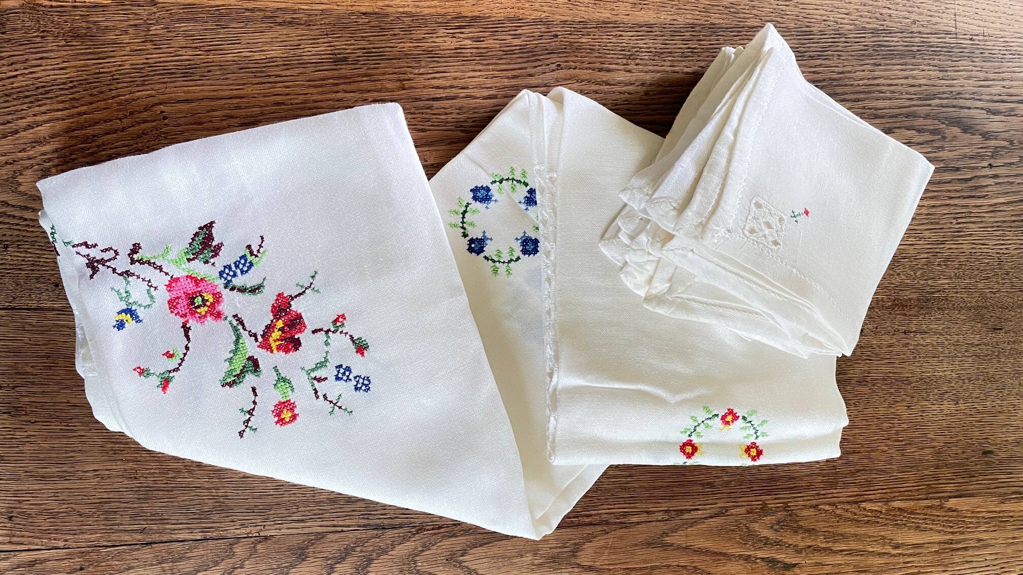 Embroidered tablecloth + 12 vintage napkins