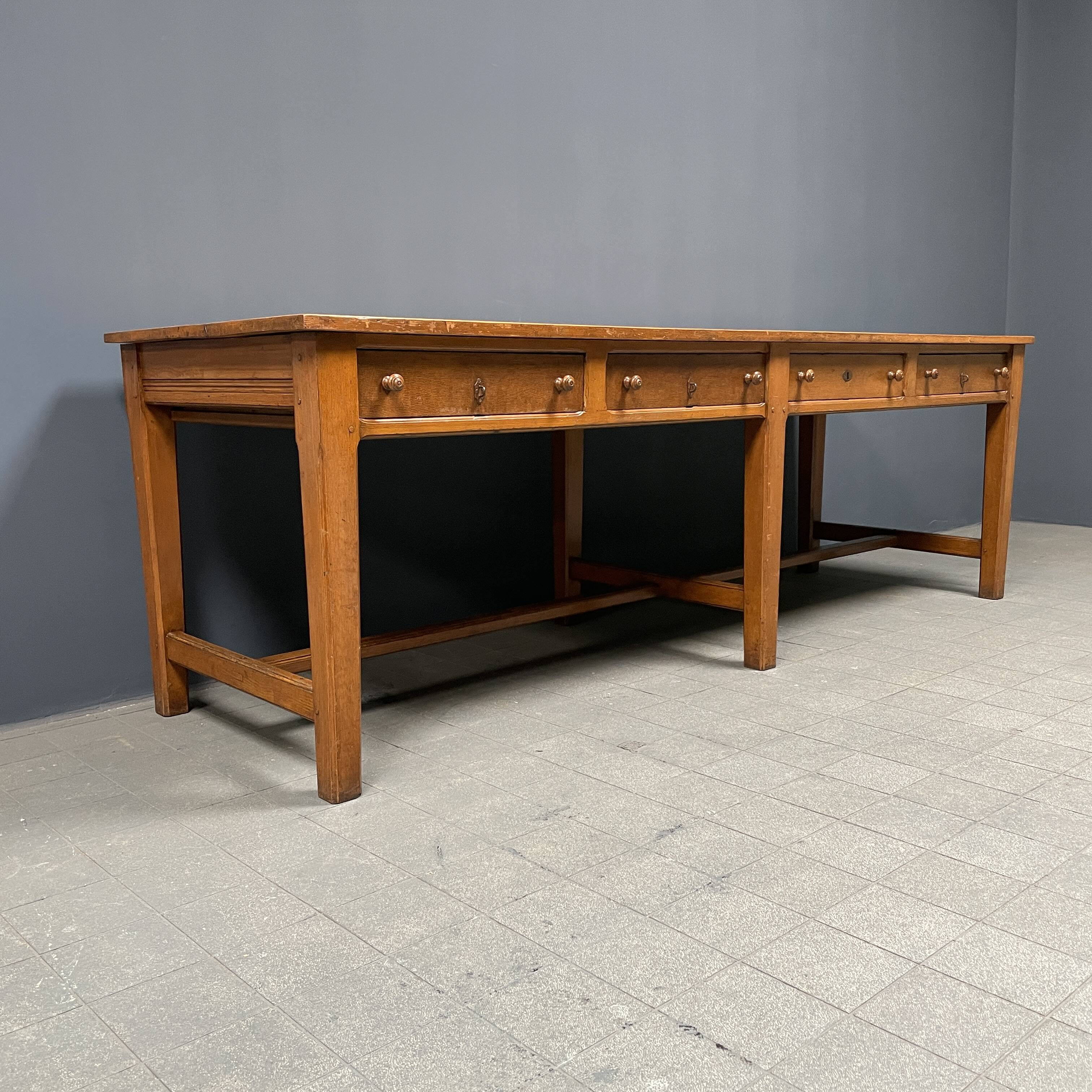 Grande table à draperie en bois antique