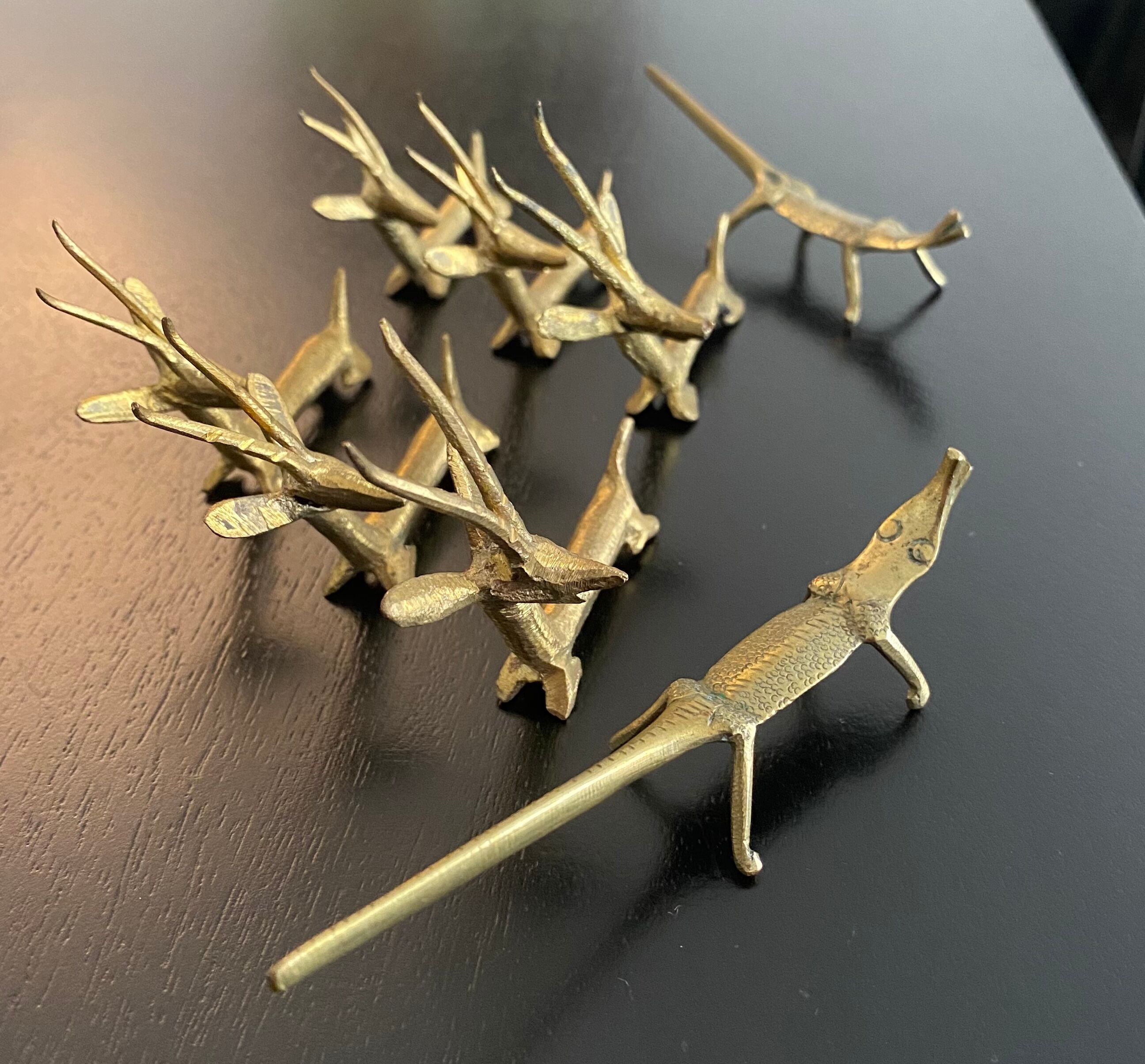 8 porte-couteaux forme antilope et crocodile en laiton