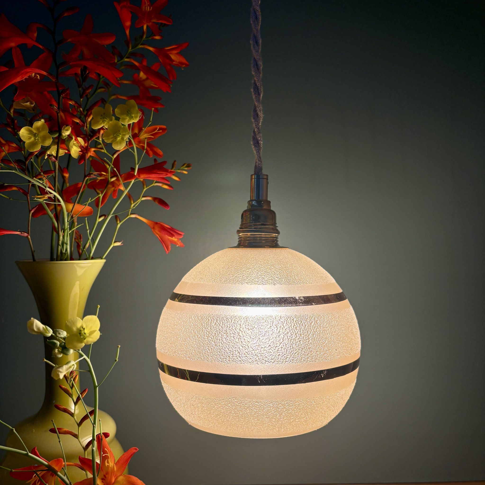Suspension globe vintage en verre granité jaune et doré