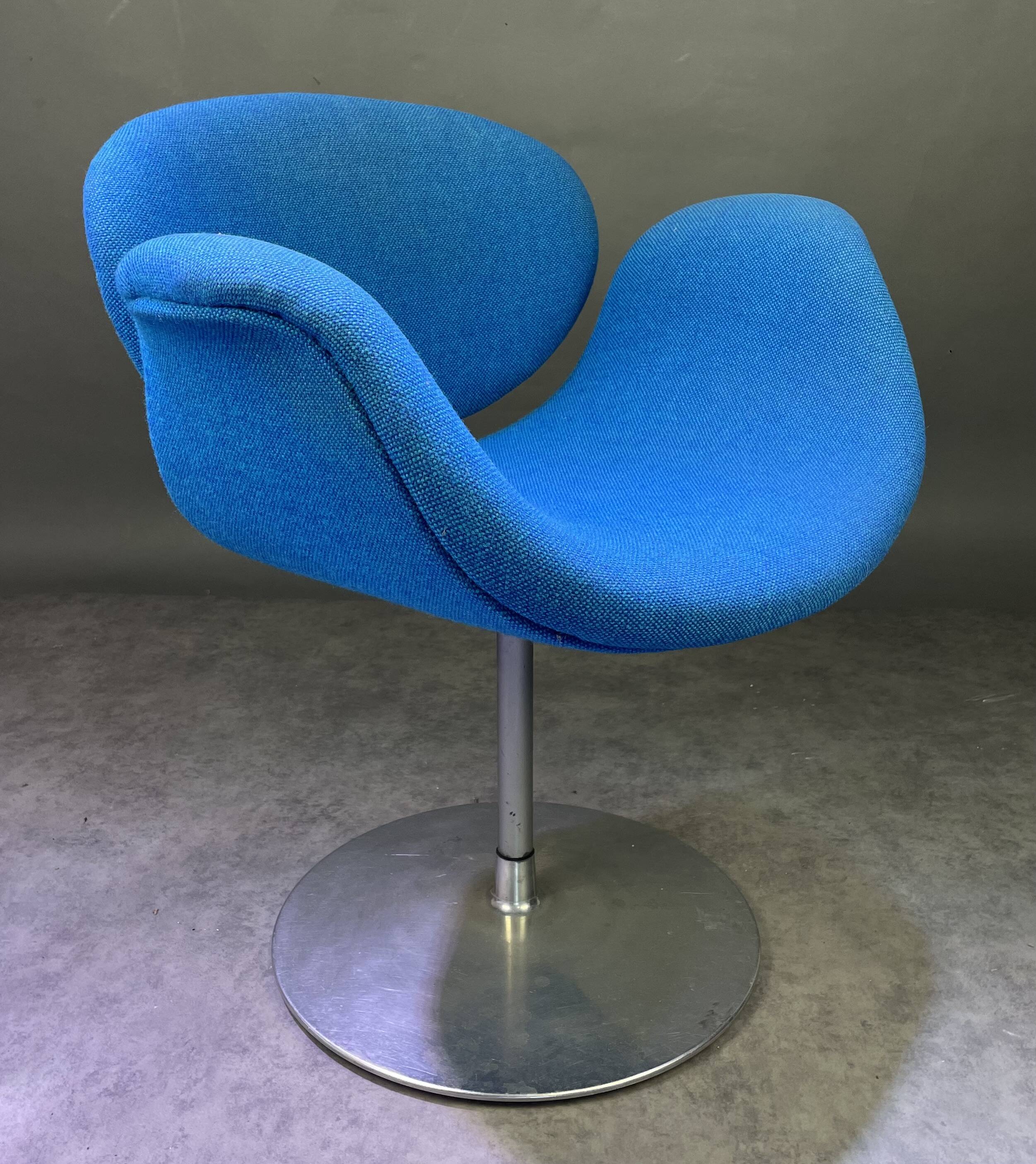 Chaise Little Tulip de Pierre Paulin bleu