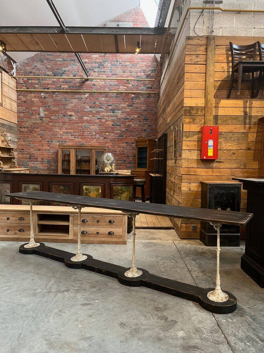 Decorative console table in cast iron and wood