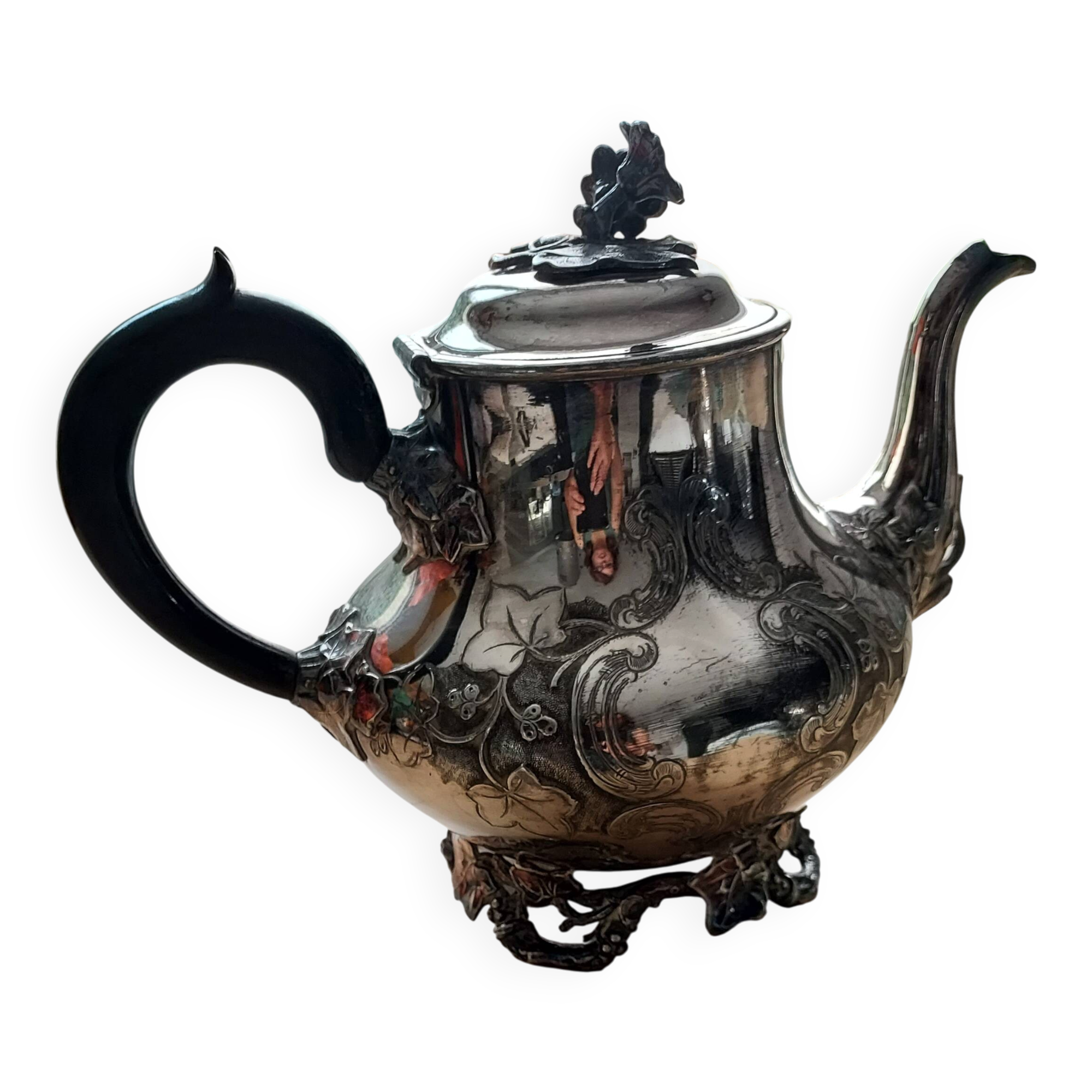 Teapot and sugar bowl in silver-plated metal.