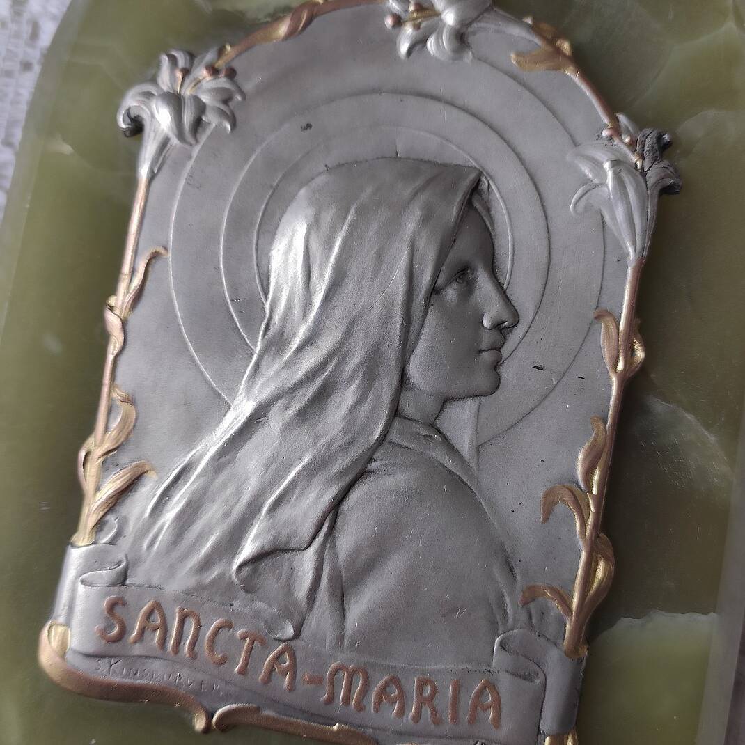 Green onyx wall font