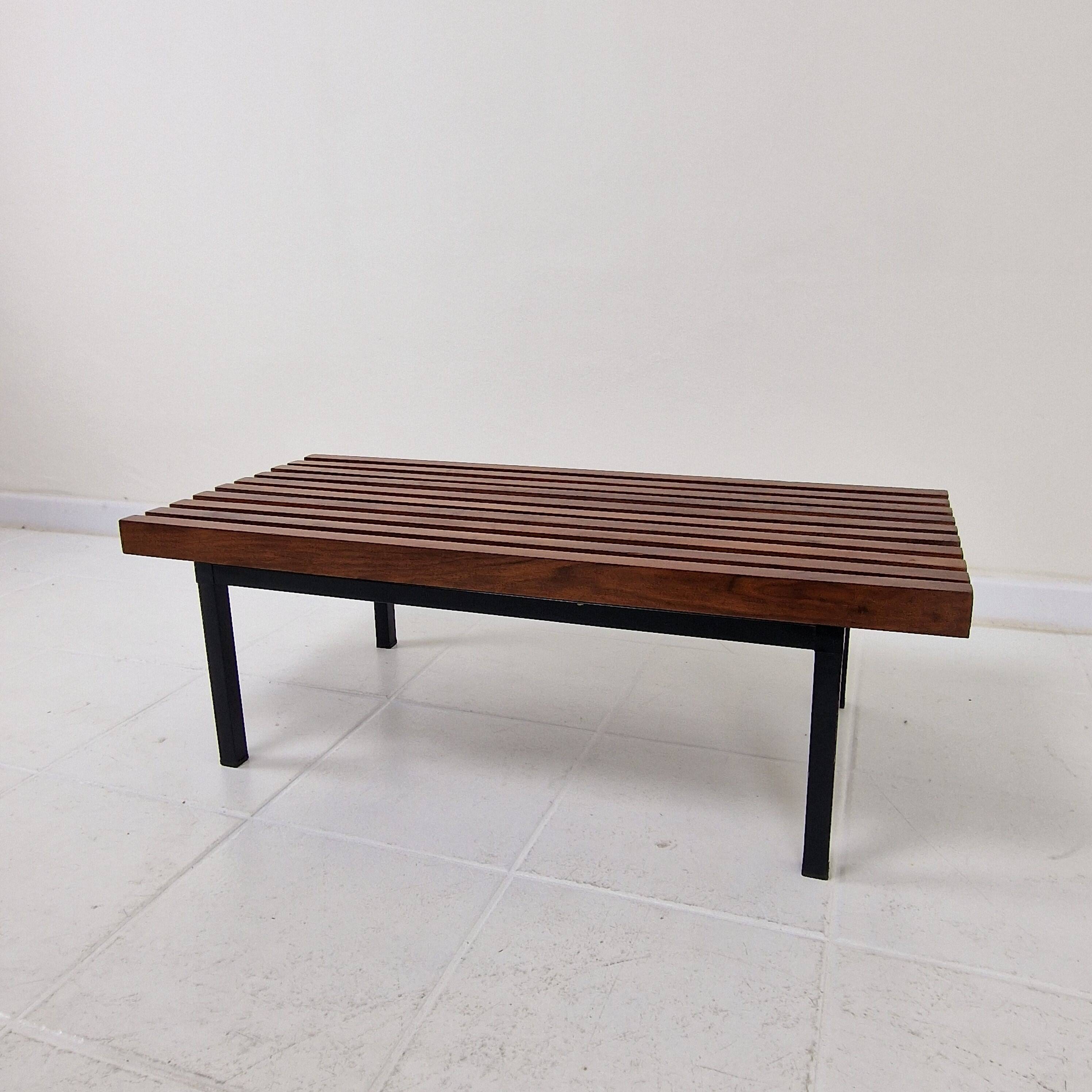Banc en bois à lattes italien / table basse, 20e siècle