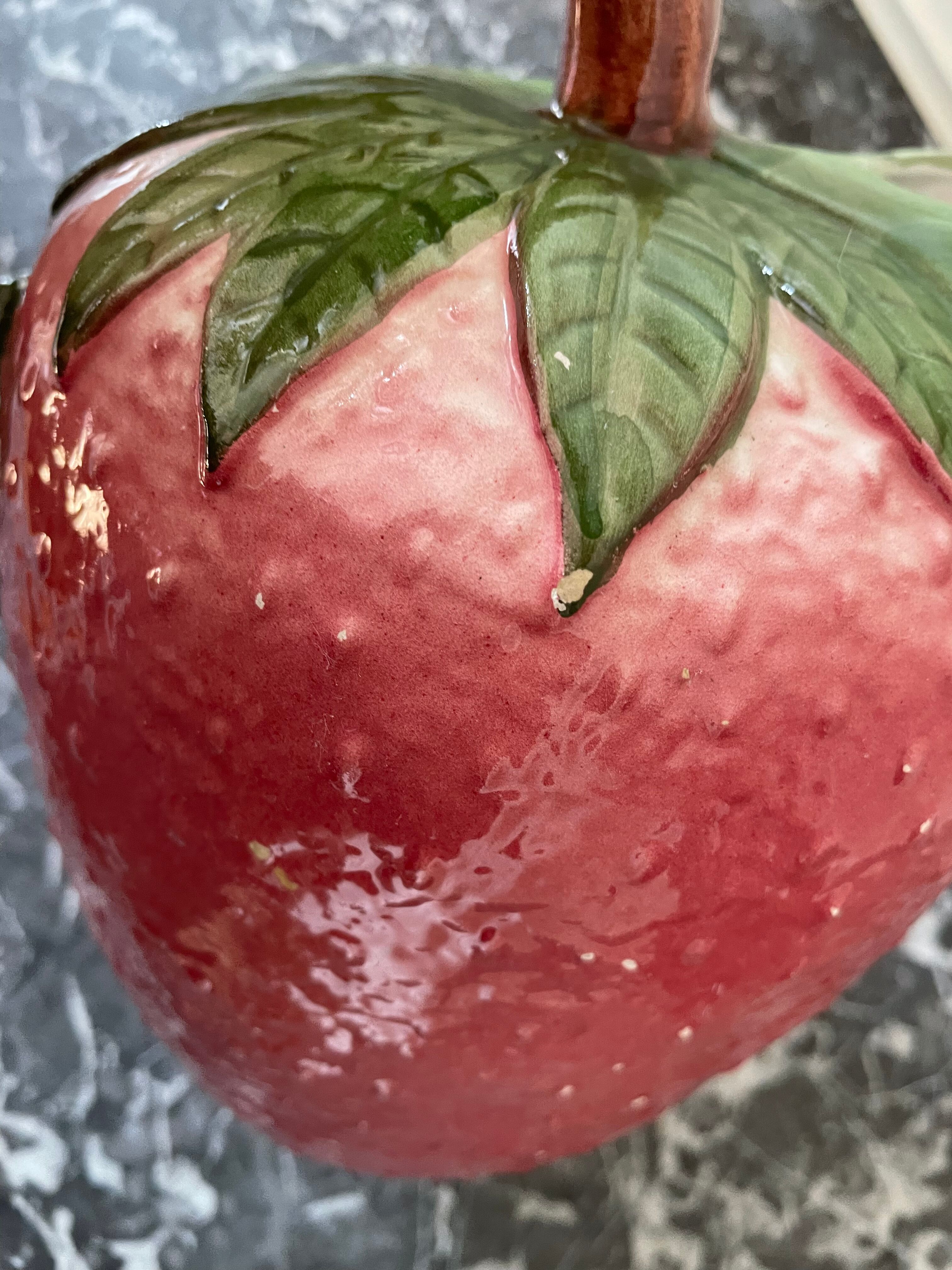 Strawberry-shaped slurry pitcher