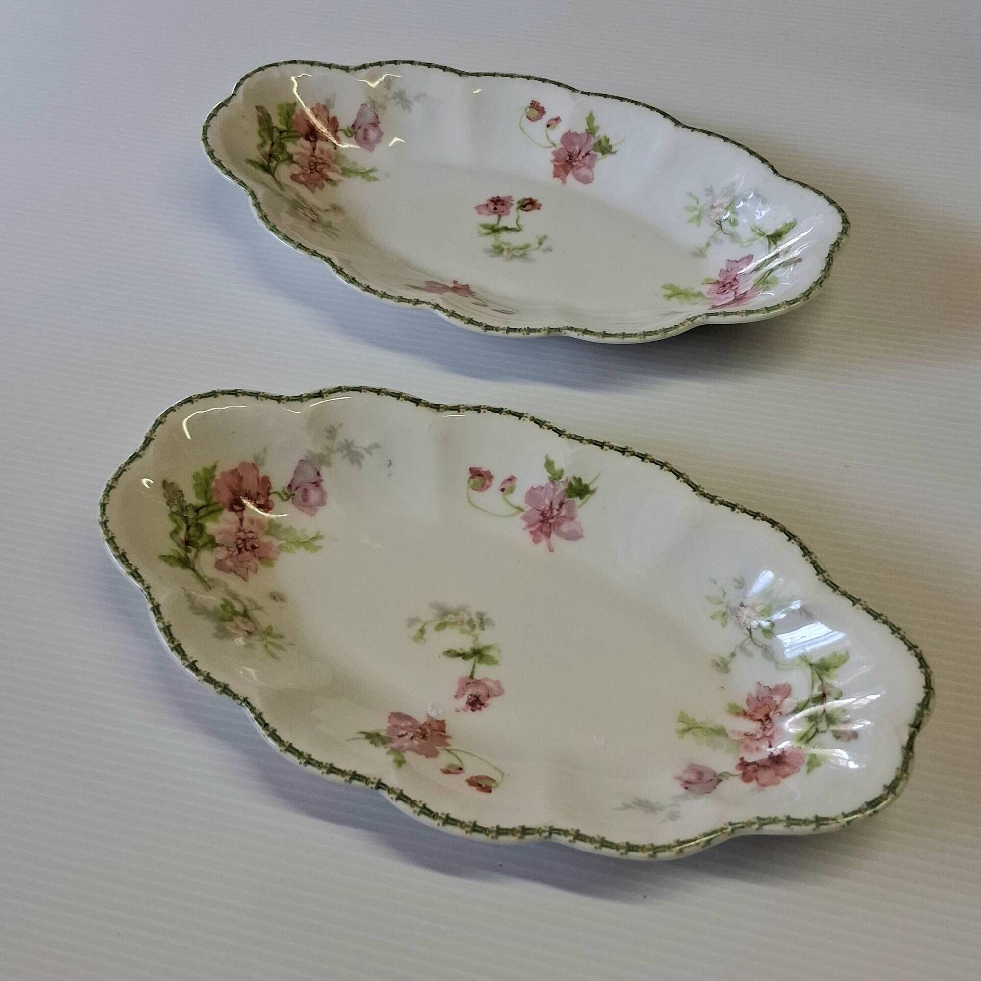 Set of 2 Limoges porcelain dishes in very good condition.
