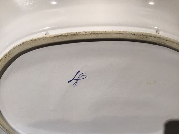 Plat ovale en faïence à décor d’une scène de chasse signée