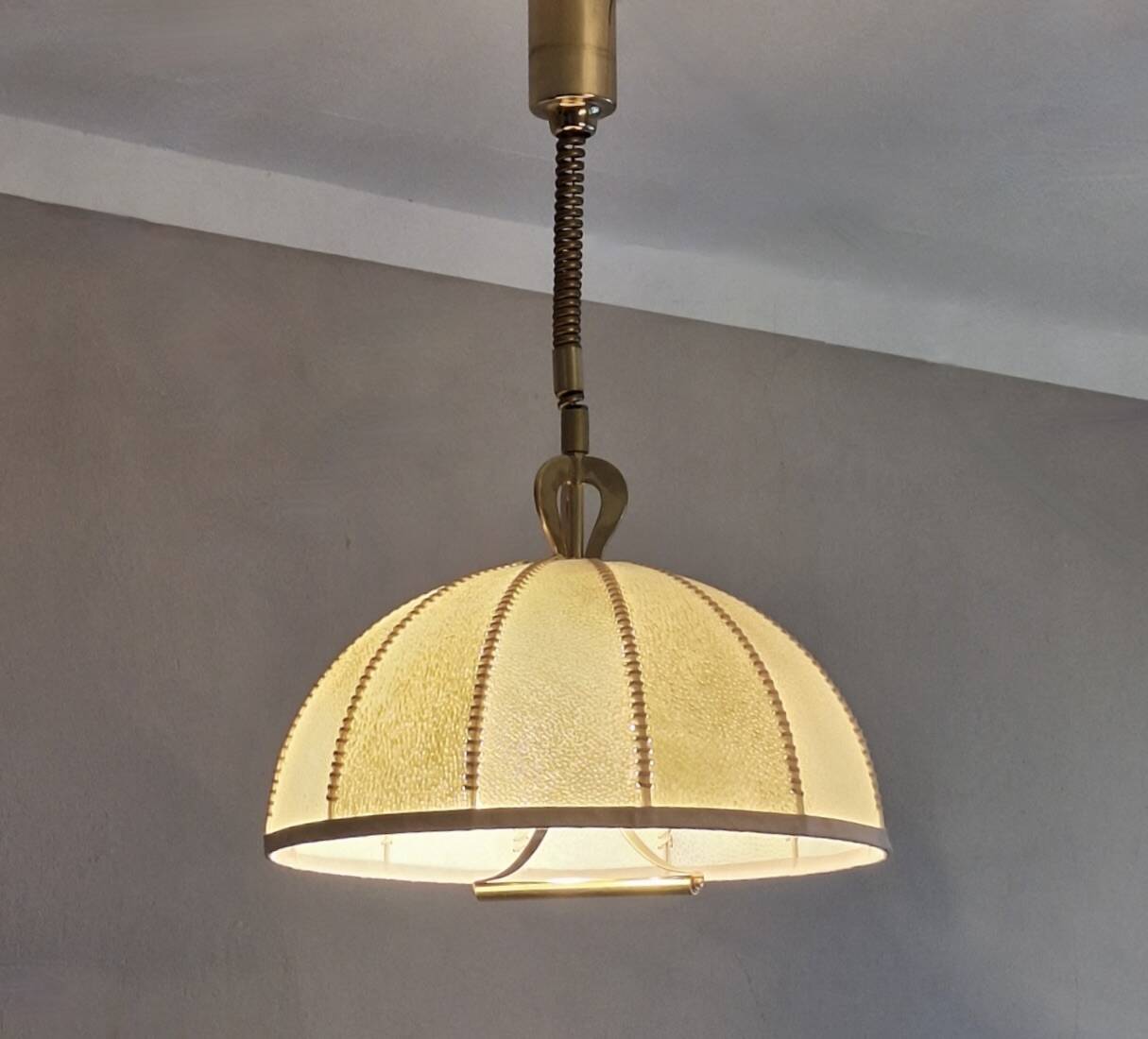 Grand chandelier en cuir, vélin et laiton en forme de cocon, Italie années 1950.