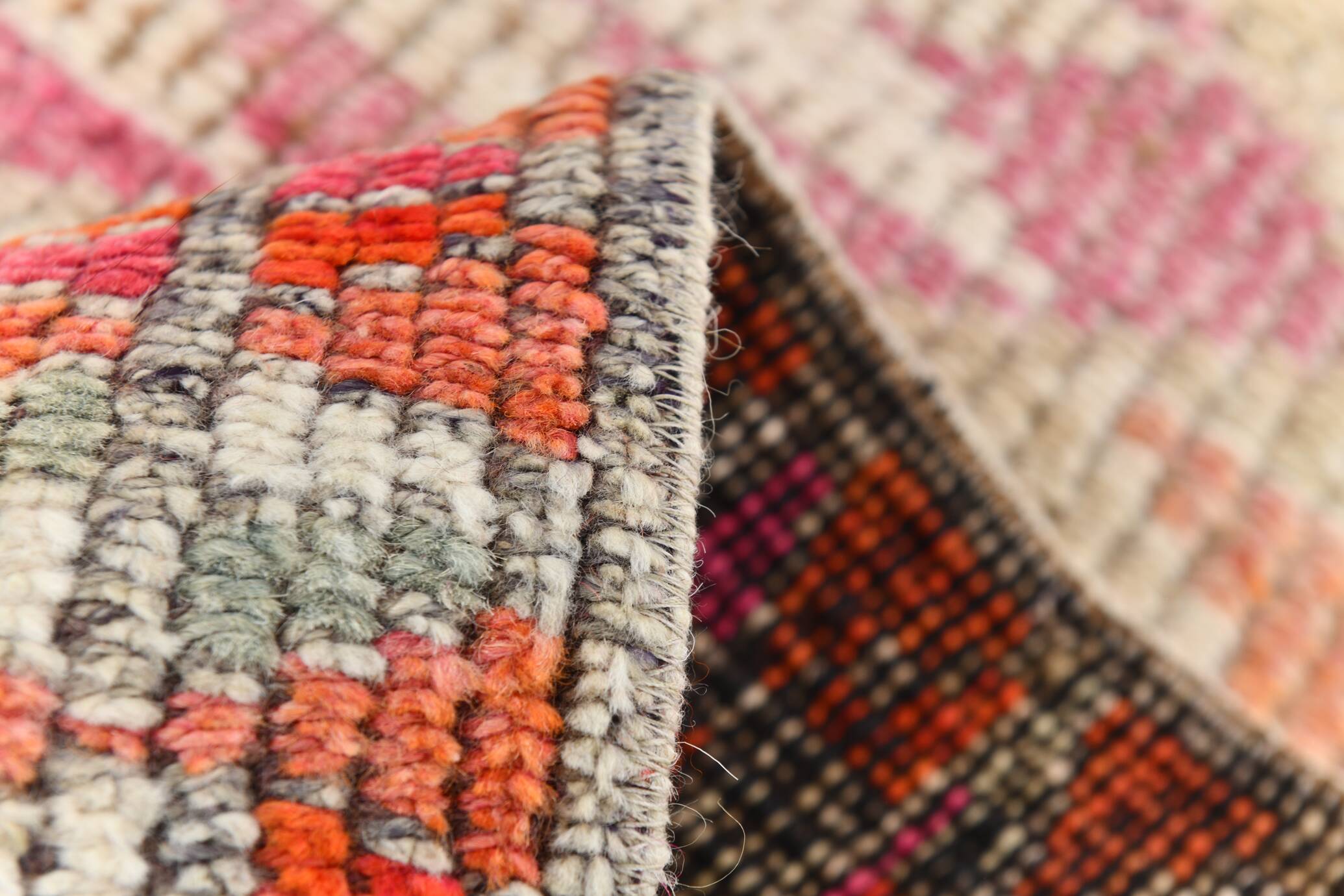 Tapis runner kilim vintage, style bohème, tons orange, rose et lilas pastel