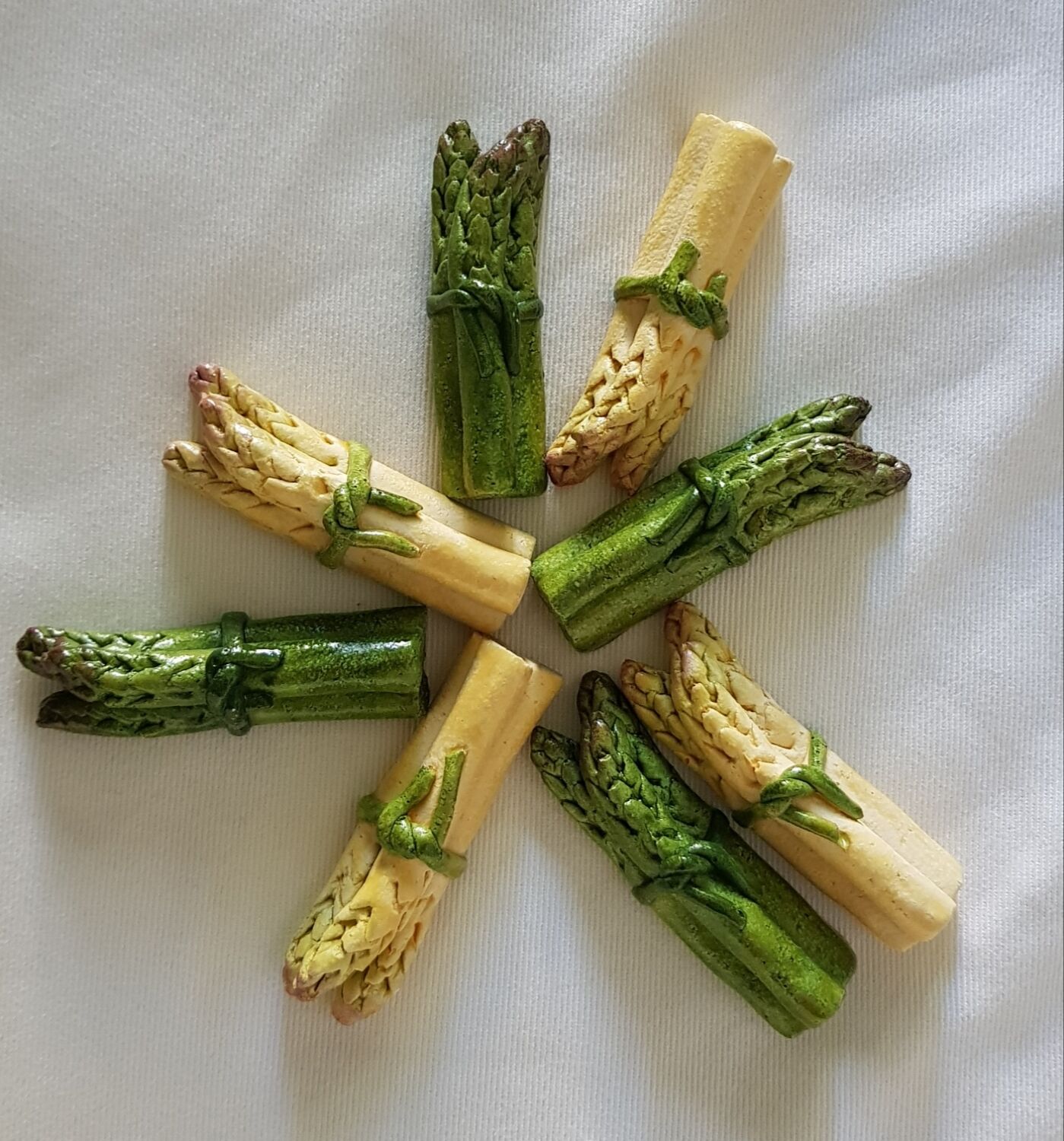 Set of 8 ceramic asparagus knife holders