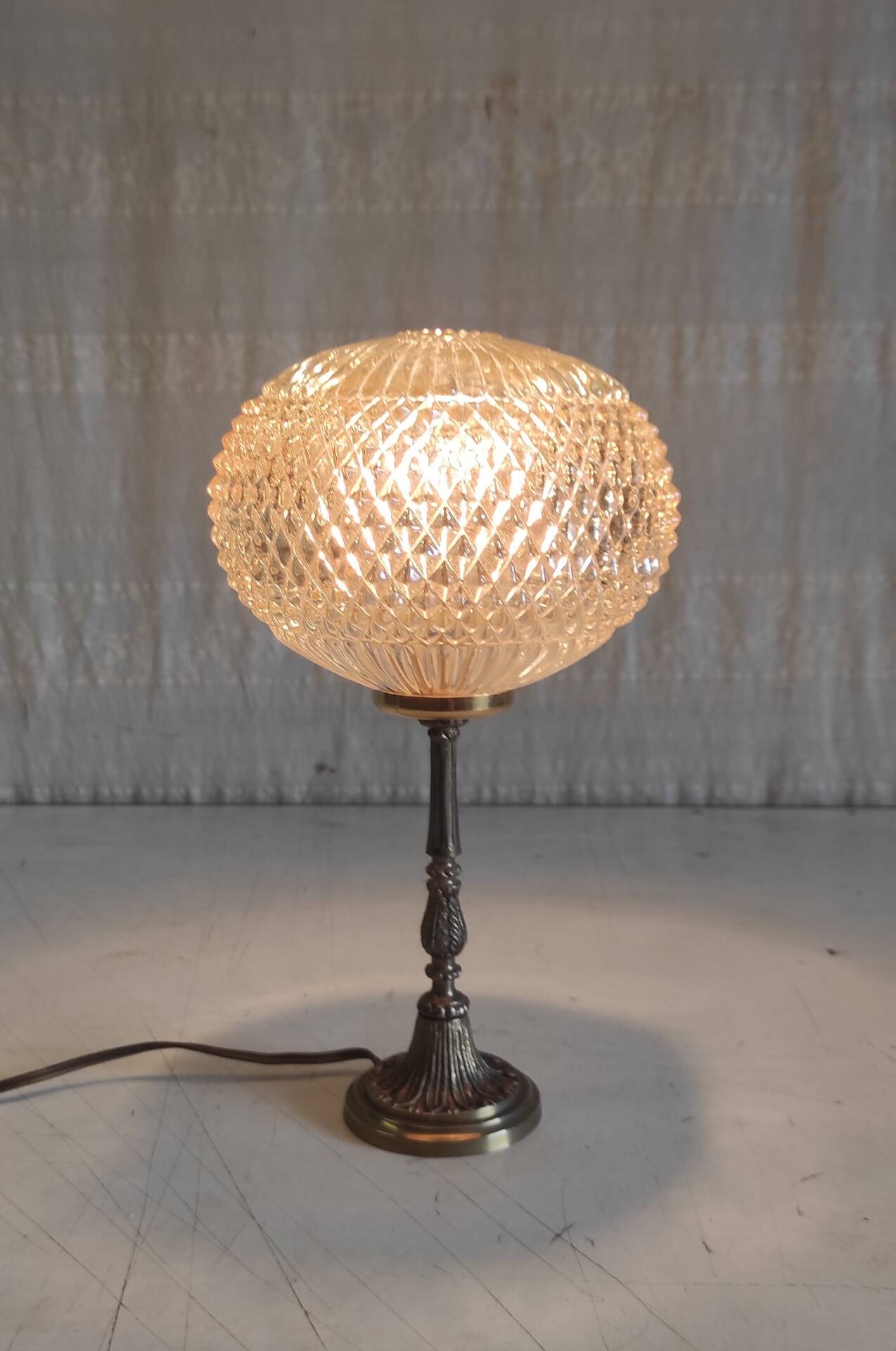Table lamp in gilded brass and amber glass - mid 20th century.