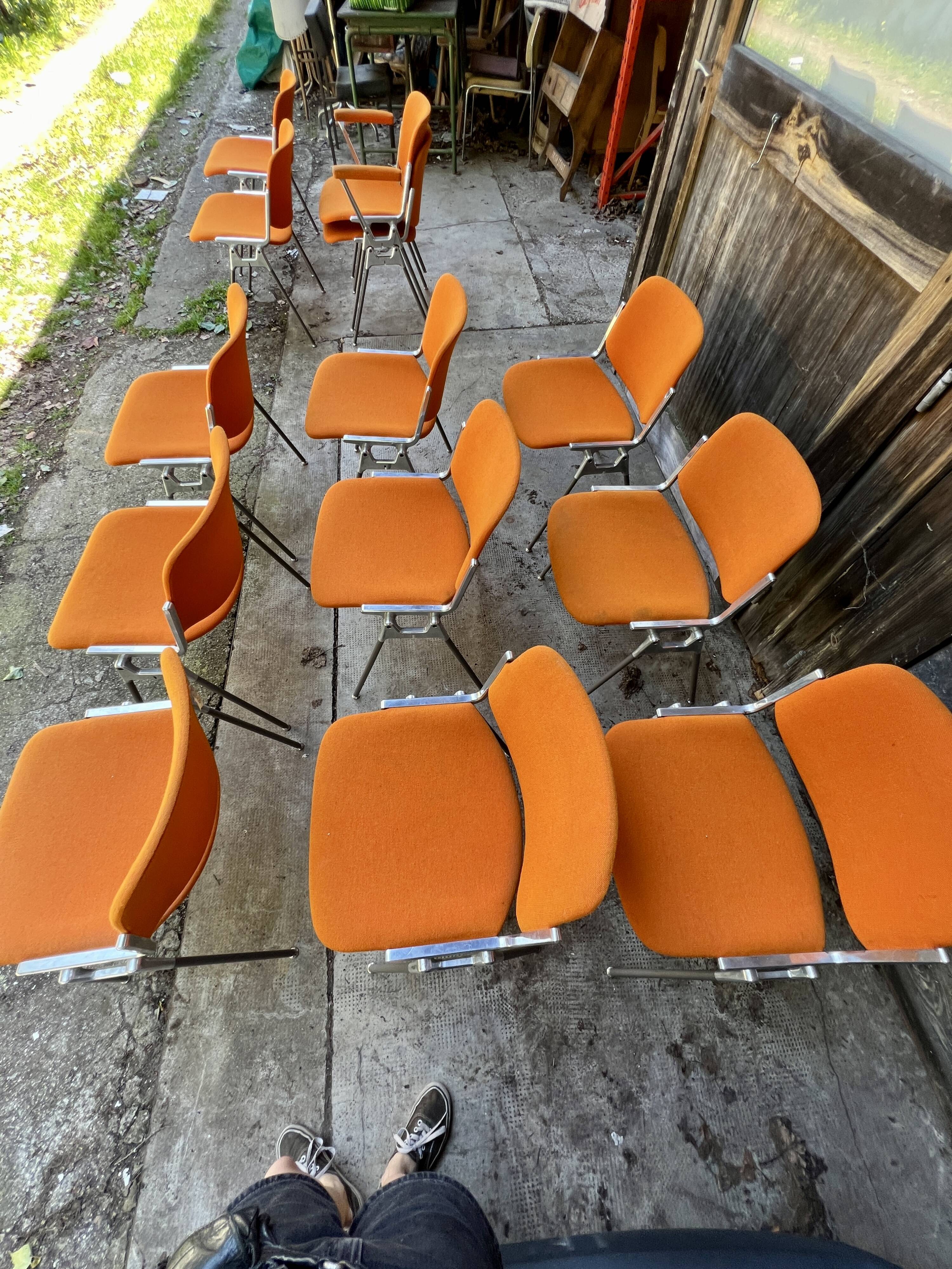 Sérié 39 chaises 4 fauteuils DSC 106 en tissu orange par Giancarlo Piretti pour Castelli
