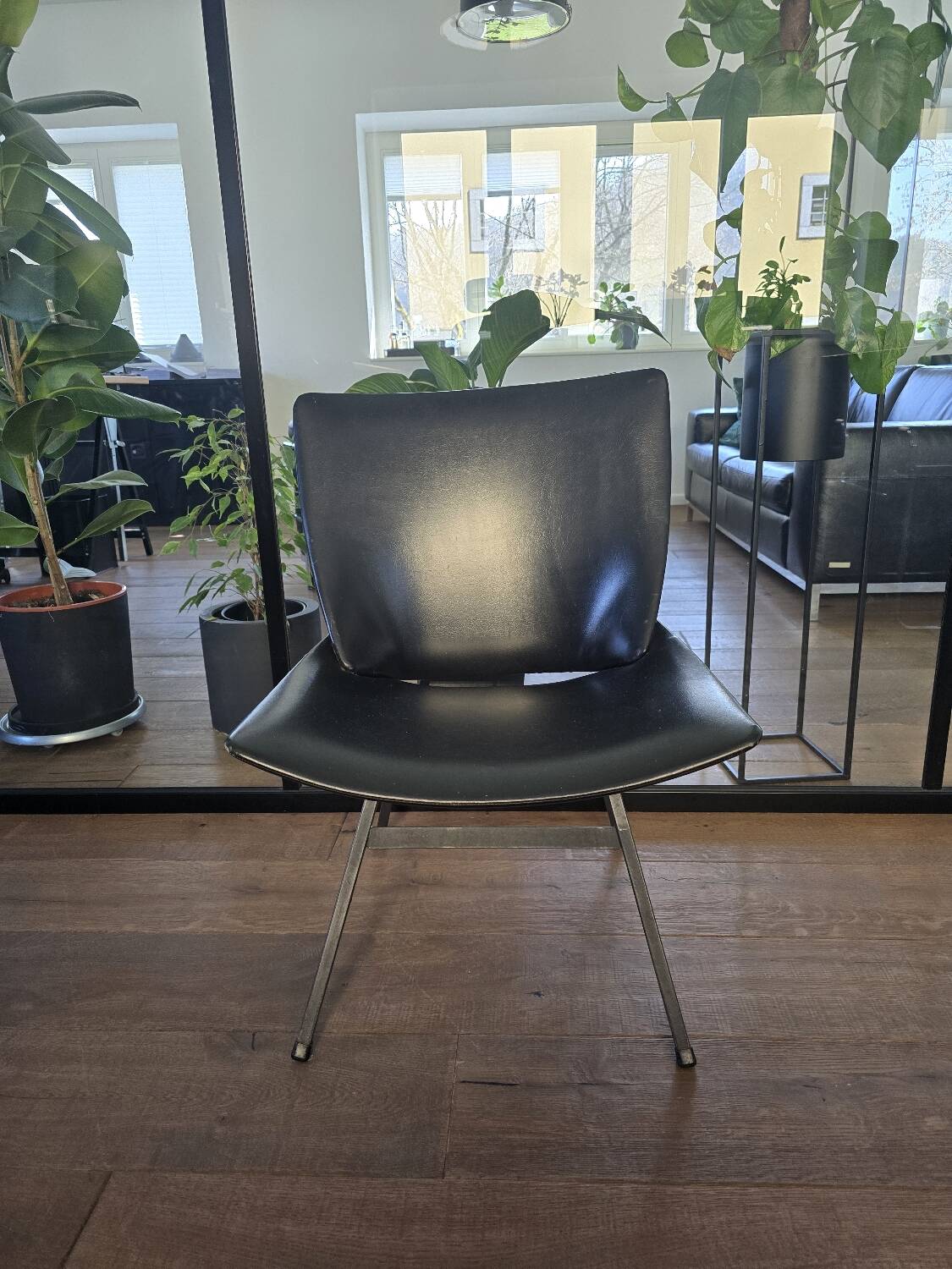 Chaise en simili cuir moderne du milieu du siècle des années 60