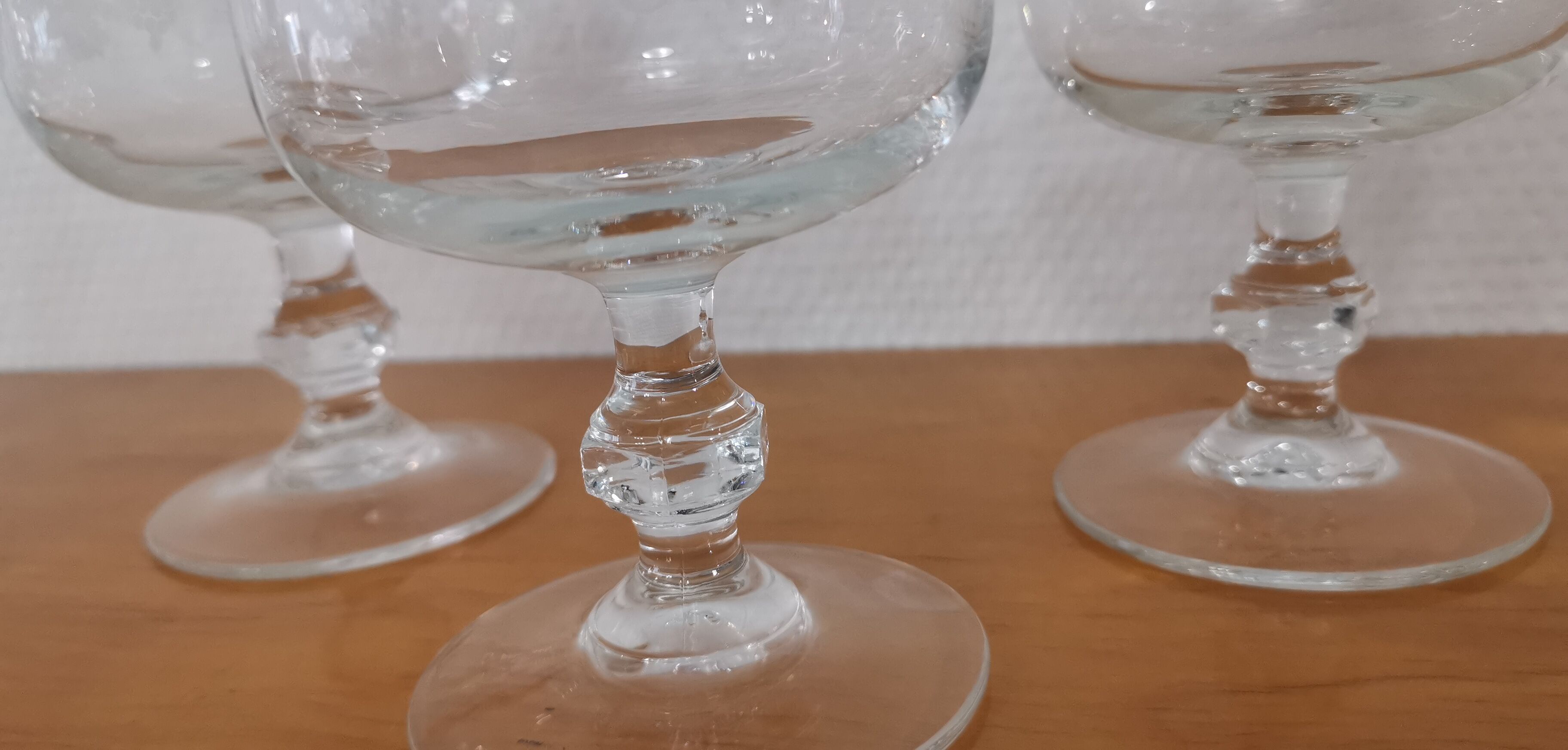 Set of 6 water glasses on feet, grape decoration and Luminarc vine shoot