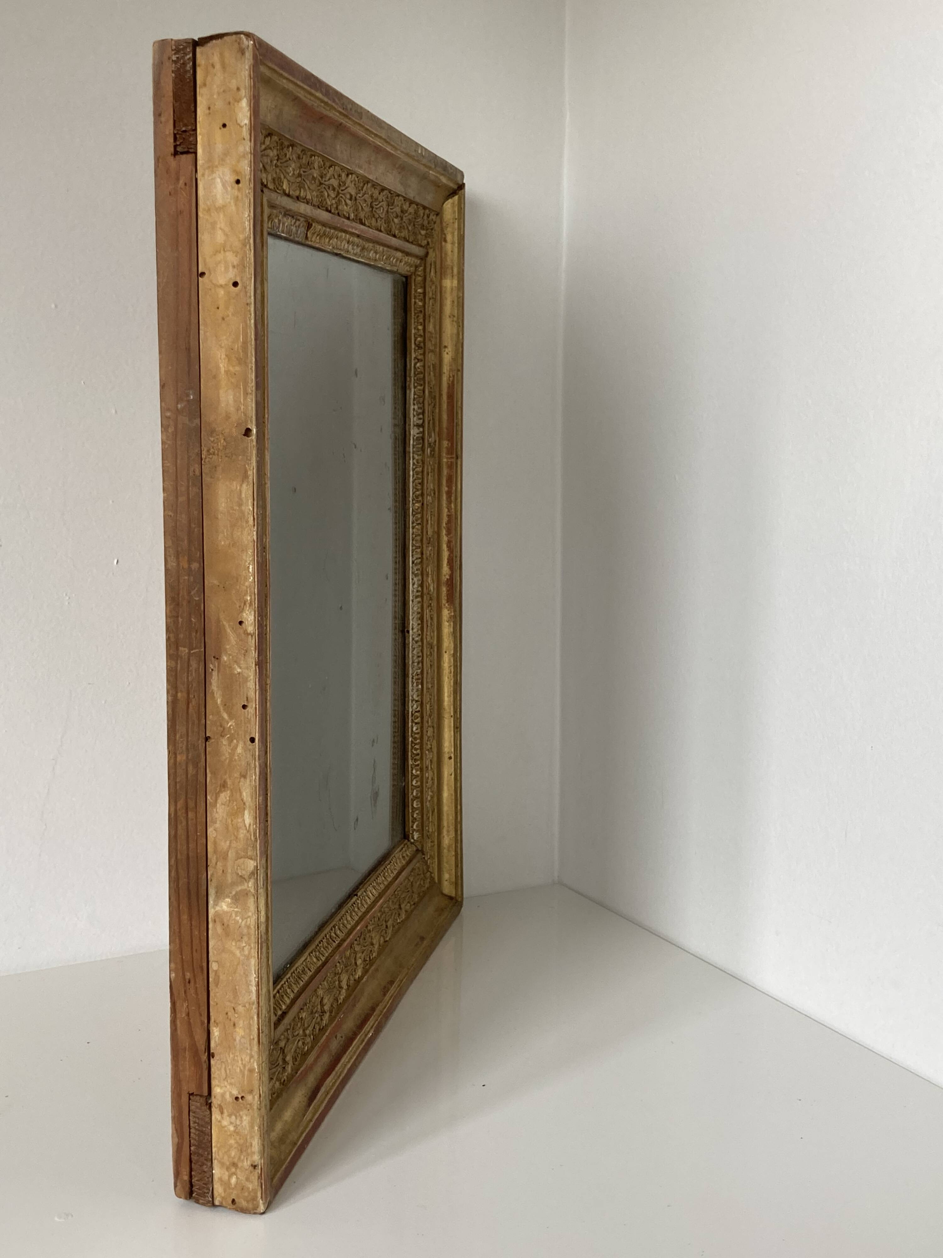 Petit miroir en bois stuqué et doré d’époque Restauration