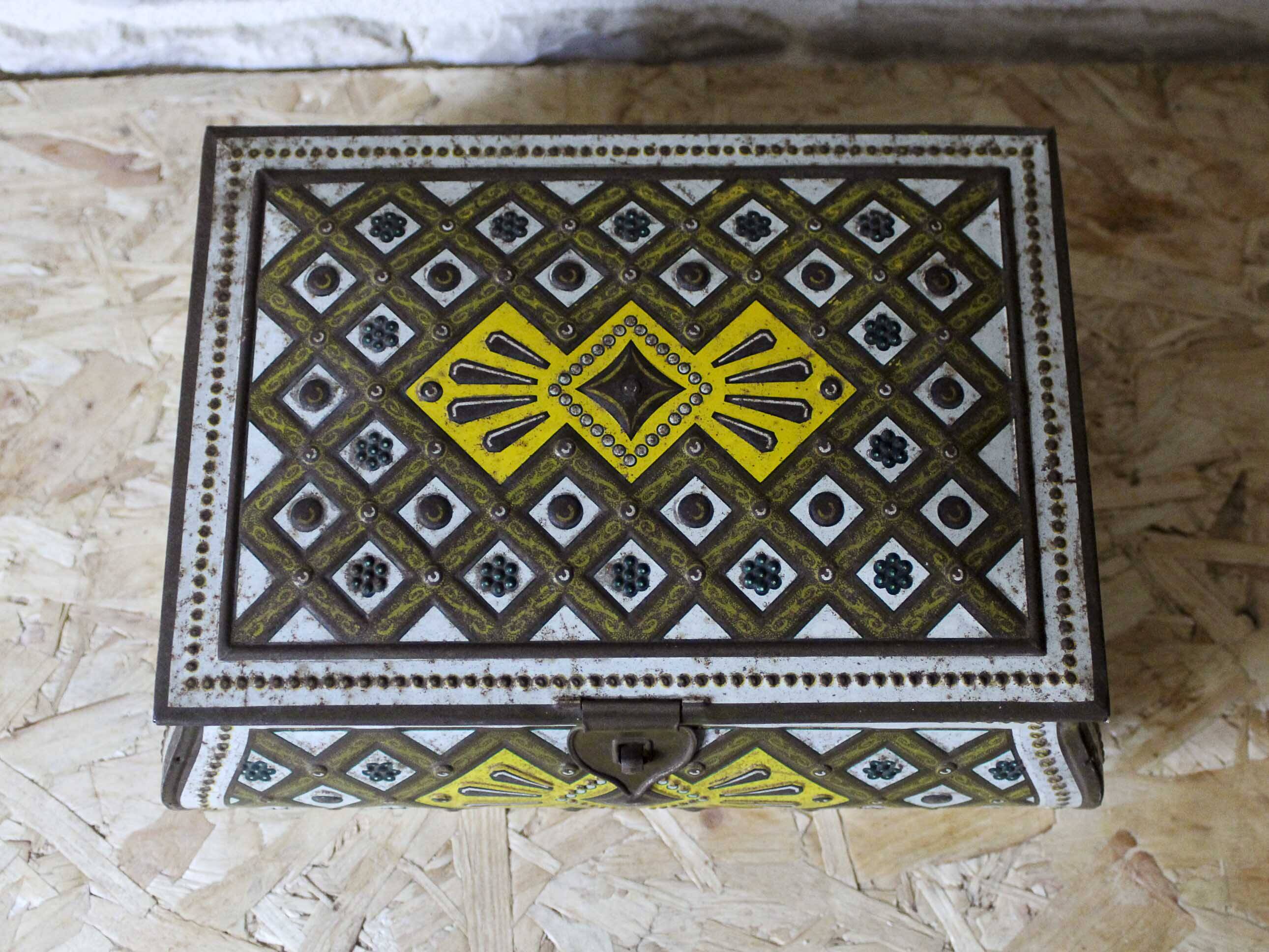 Old Victoria metal biscuit box