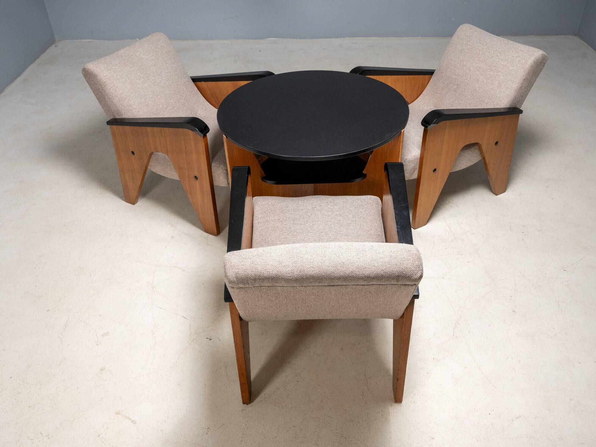 Ensemble de salon tchèque des années 50, fauteuils à cadre en A et table.