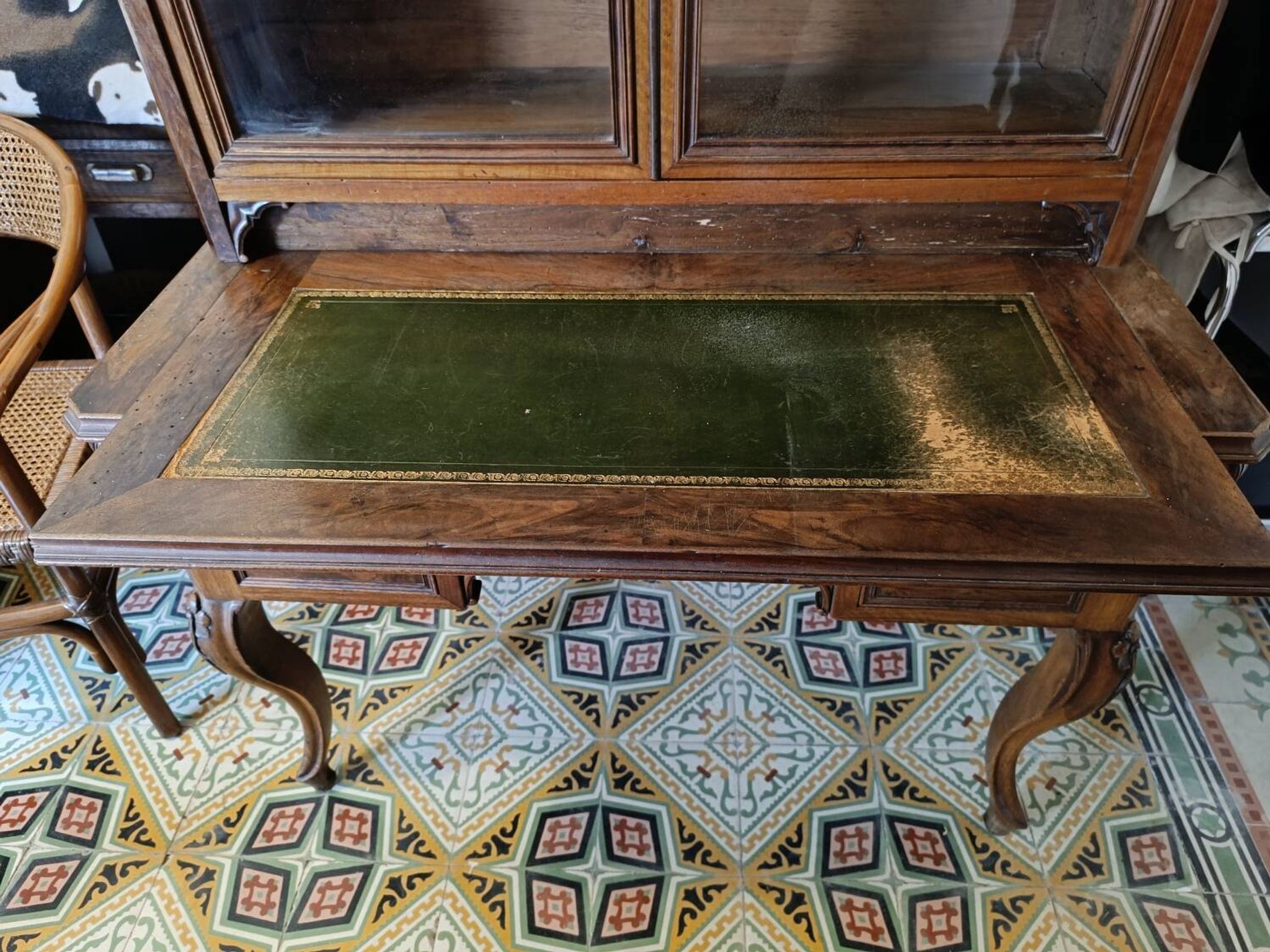 Display cabinet bookshelf