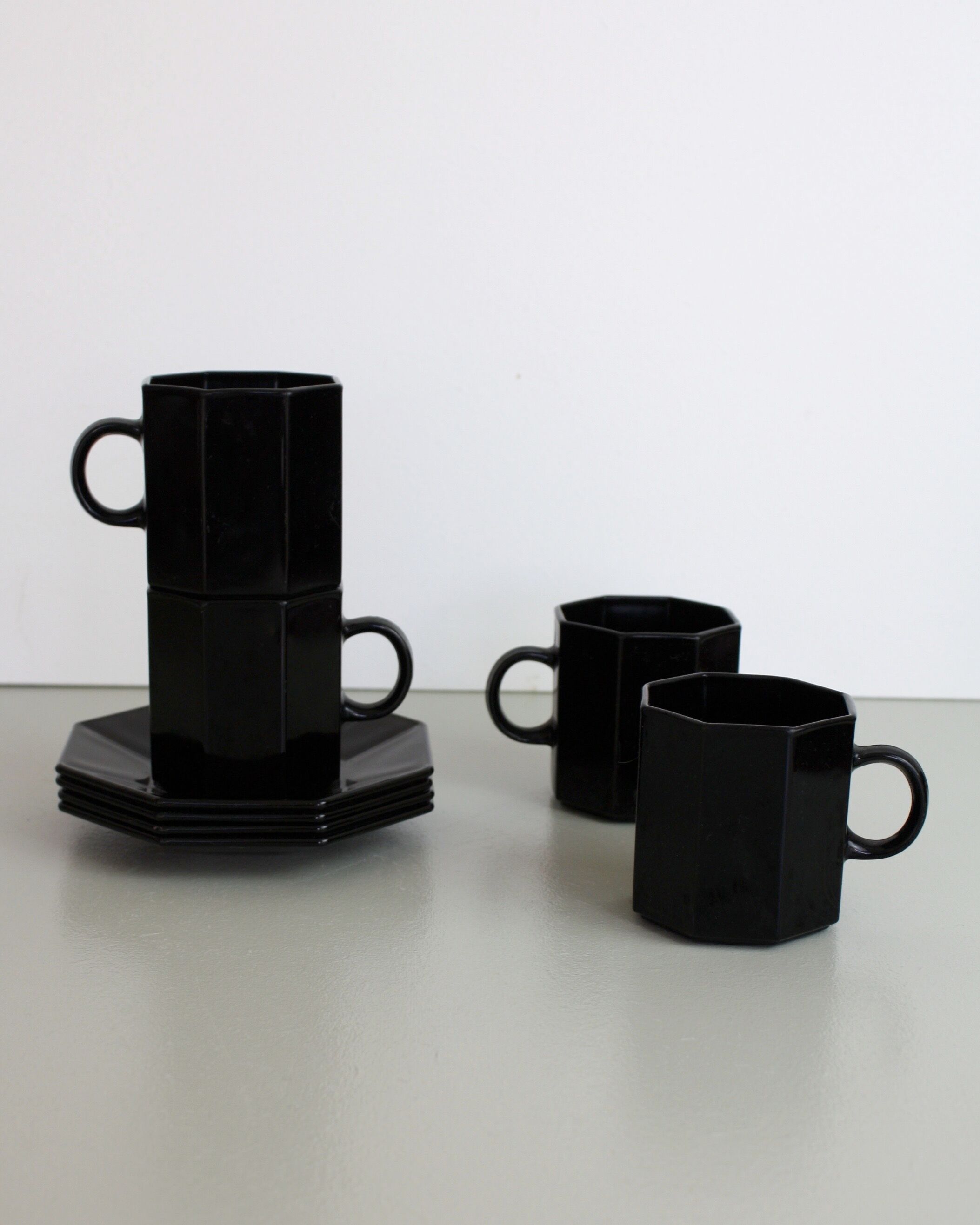 4 cups and black saucers Octime Arcoroc 80's