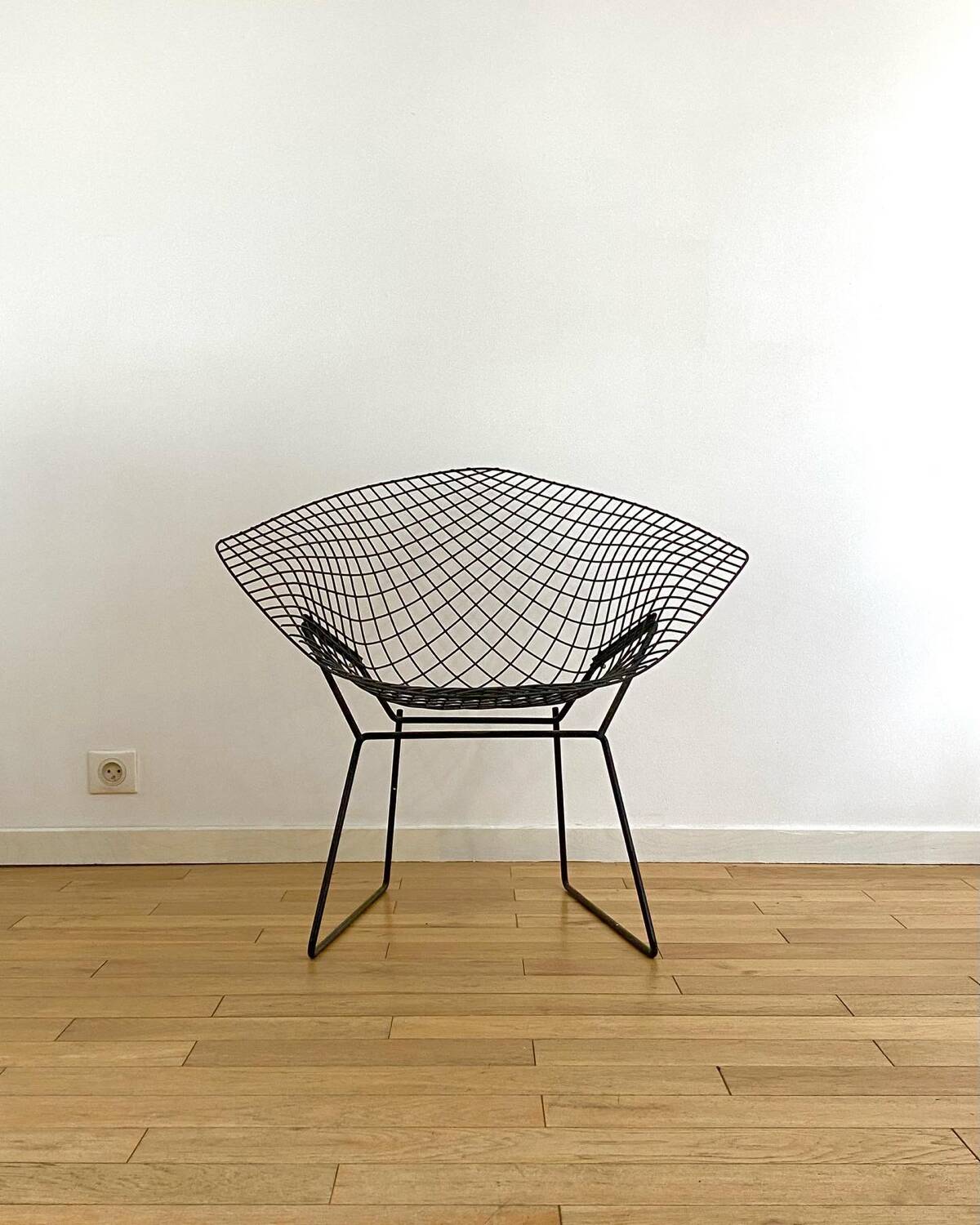 HARRY BERTOIA armchair for KNOLL "Diamond" in black metal. Old edition. Condition of use.