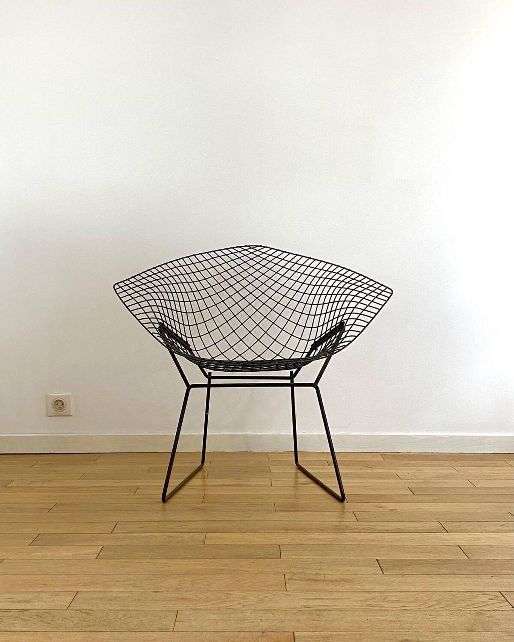 HARRY BERTOIA armchair for KNOLL "Diamond" in black metal. Old edition. Condition of use.