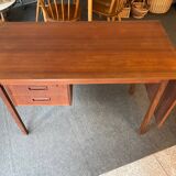 Nielsen Tibergaard desk