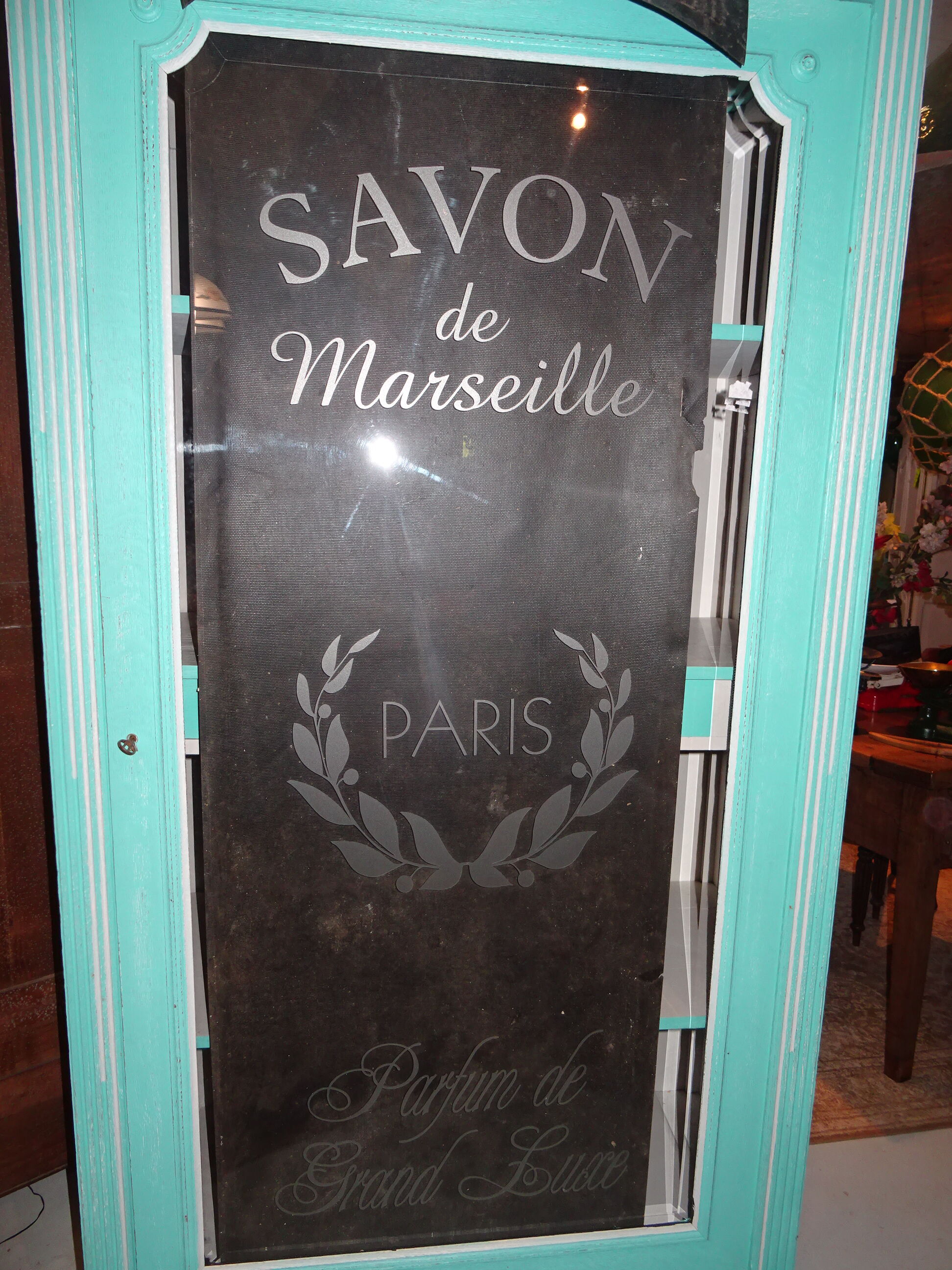 Vitrine  savon de Marseille