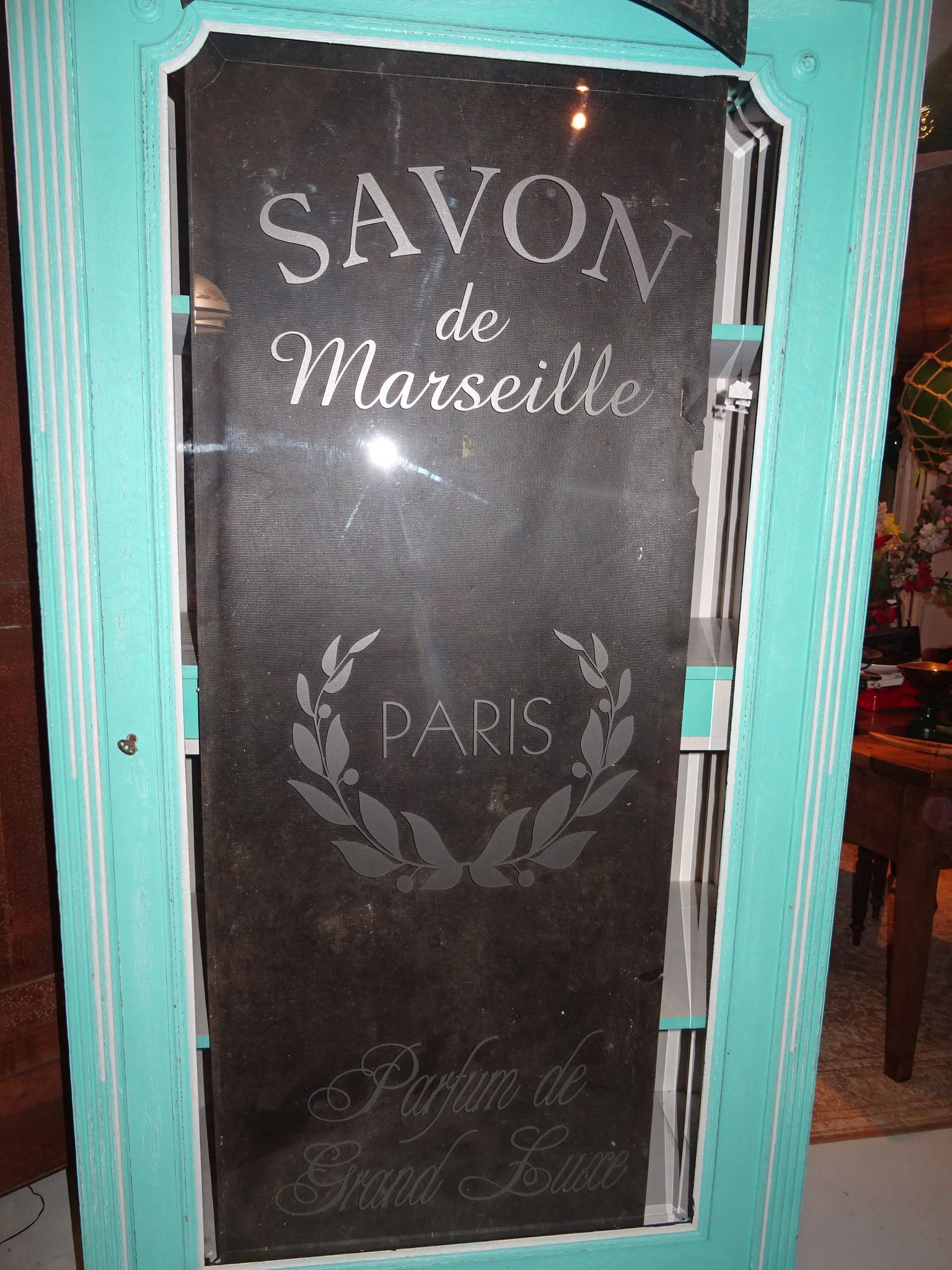 Vitrine  savon de Marseille